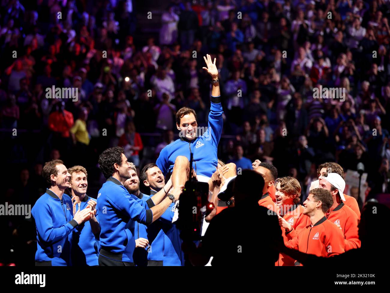 Londres, Royaume-Uni. 24th septembre 2022. Les joueurs de Team Europe et de Team World lèvent Roger Federer (haut) de la Suisse à la fin du dernier match de Roger Federer après avoir annoncé sa retraite à la coupe Laver à Londres, Royaume-Uni, le 24 septembre 2022. Crédit : Li Ying/Xinhua/Alay Live News Banque D'Images