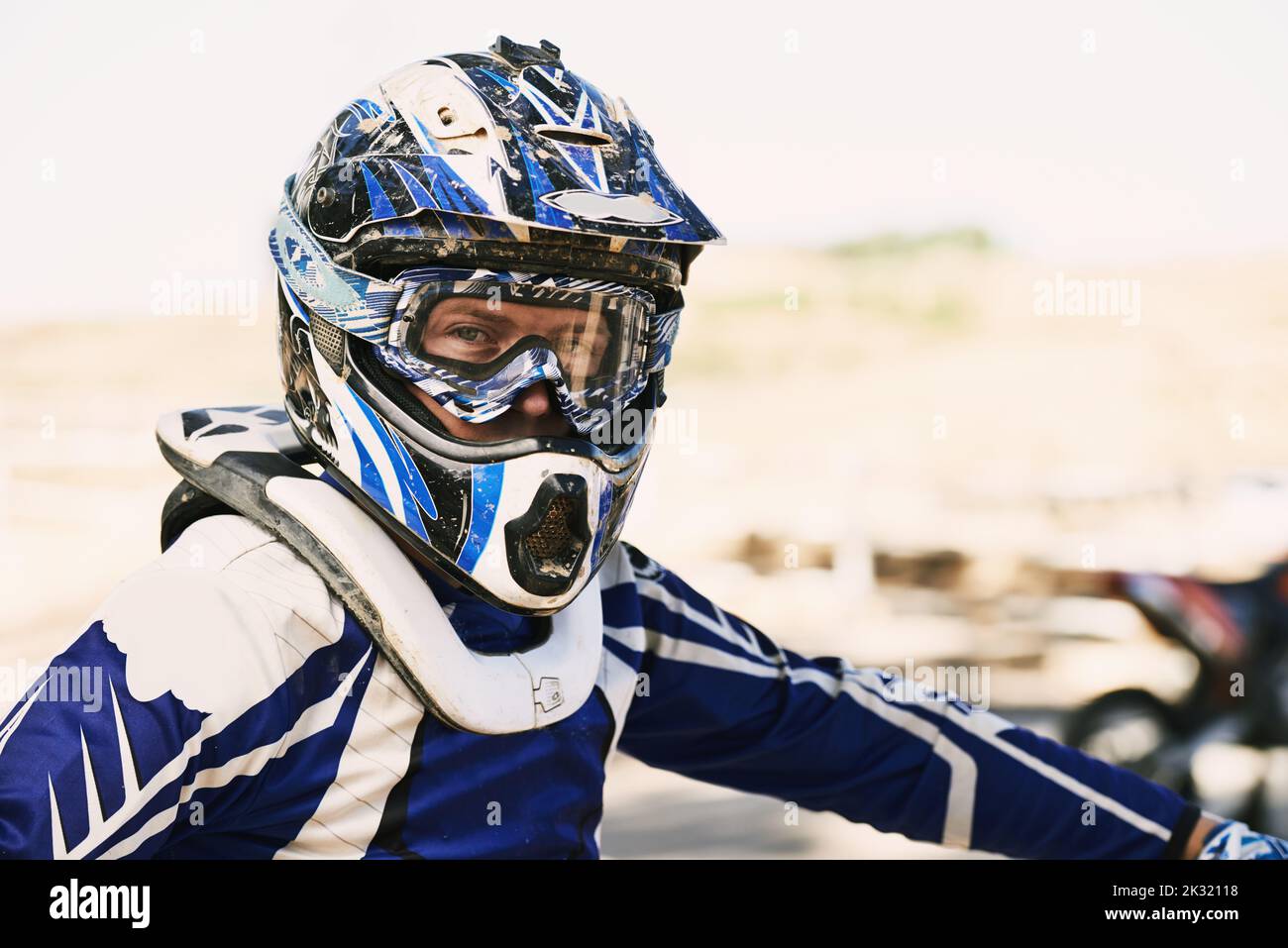 Prêt à tout affronter. Portrait d'un jeune motocross. Banque D'Images