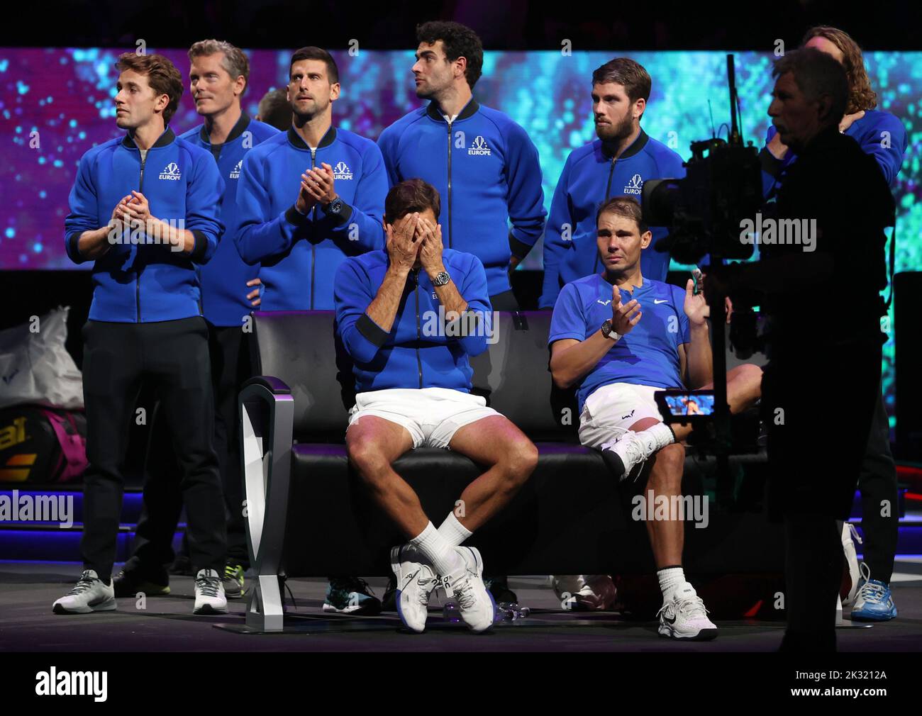 Londres, Royaume-Uni. 24th septembre 2022. Roger Federer, joueur de  l'équipe Europe (front L) de Suisse, réagit à la fin de son dernier match  après avoir annoncé sa retraite à la laver Cup