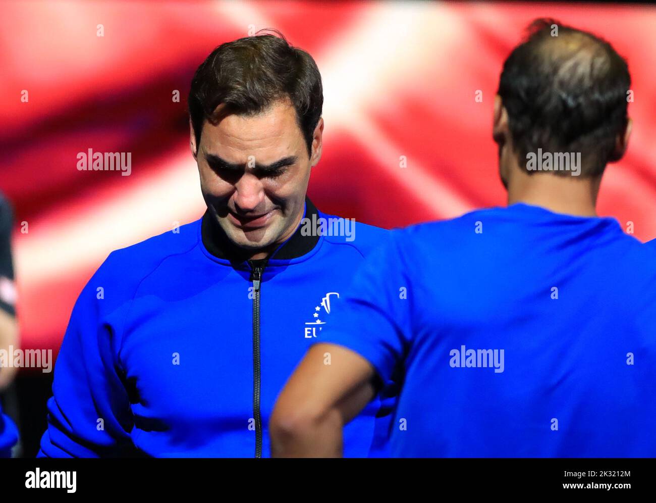 Londres, Royaume-Uni. 24th septembre 2022. Le joueur de l'équipe Europe Roger Federer (L) de Suisse réagit à la fin de son dernier match après avoir annoncé sa retraite à la coupe Laver à Londres, au Royaume-Uni, le 24 septembre 2022. Crédit : Li Ying/Xinhua/Alay Live News Banque D'Images