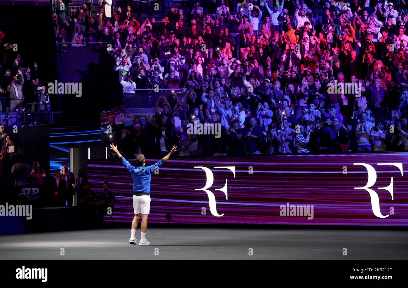 Londres, Royaume-Uni. 24th septembre 2022. Roger Federer, joueur de l'équipe Europe, de Suisse, se lance devant la foule à la fin de son dernier match après avoir annoncé sa retraite à la Laver Cup à Londres, au Royaume-Uni, le 24 septembre 2022. Crédit : Li Ying/Xinhua/Alay Live News Banque D'Images