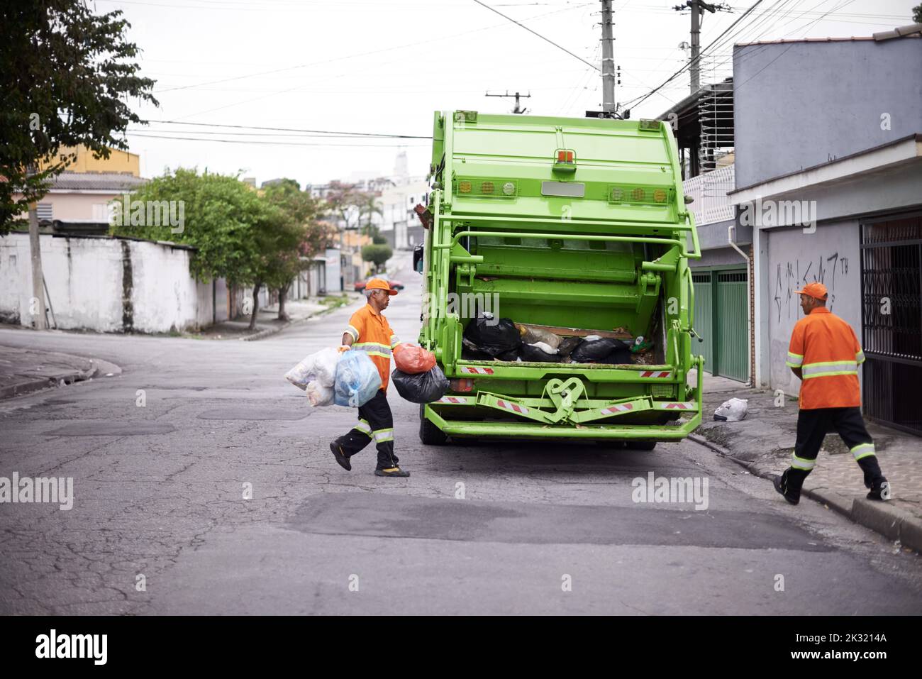 Journée de collecte des ordures. Une équipe de collecte des ordures au travail Photo Stock Alamy