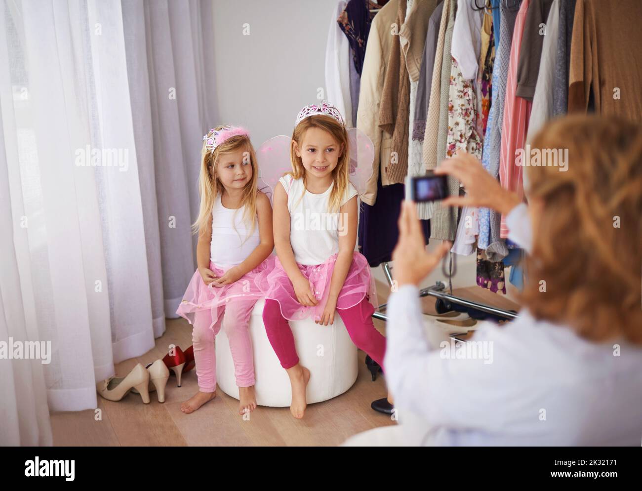 Immortalisez ce moment d'enfance à l'appareil photo. Les petites filles portent des costumes de princesse fée. Banque D'Images