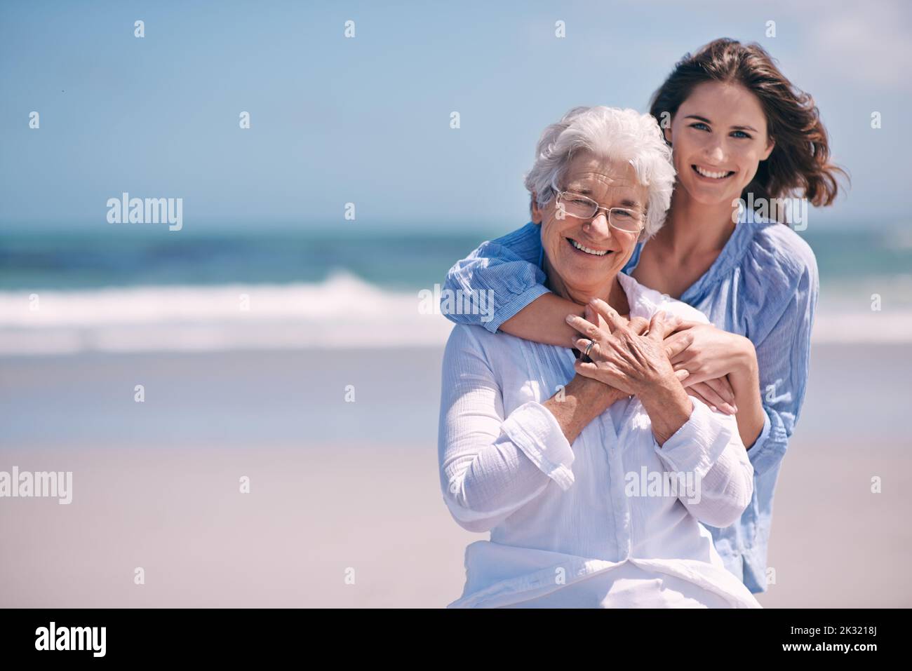 Ces moments se tiennent pour toujours. Portrait d'une belle jeune femme et de sa mère âgée sur la plage. Banque D'Images