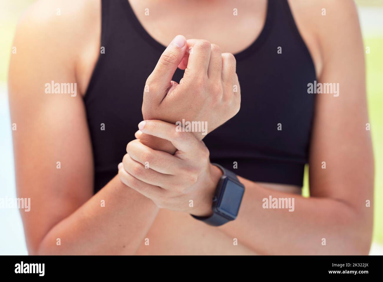 Femme douleur aux mains, blessure à l'exercice et accident de poignet à l'extérieur de l'entraînement, de la forme physique et de l'exercice. Risque pour la santé de la femme, muscle d'arthrite d'athlète Banque D'Images