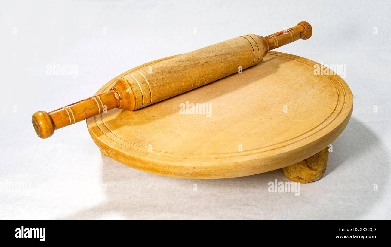 Roti ou plat de coupe de pain et de plat avec rollPIN pour la cuisson maison sur fond blanc. Banque D'Images