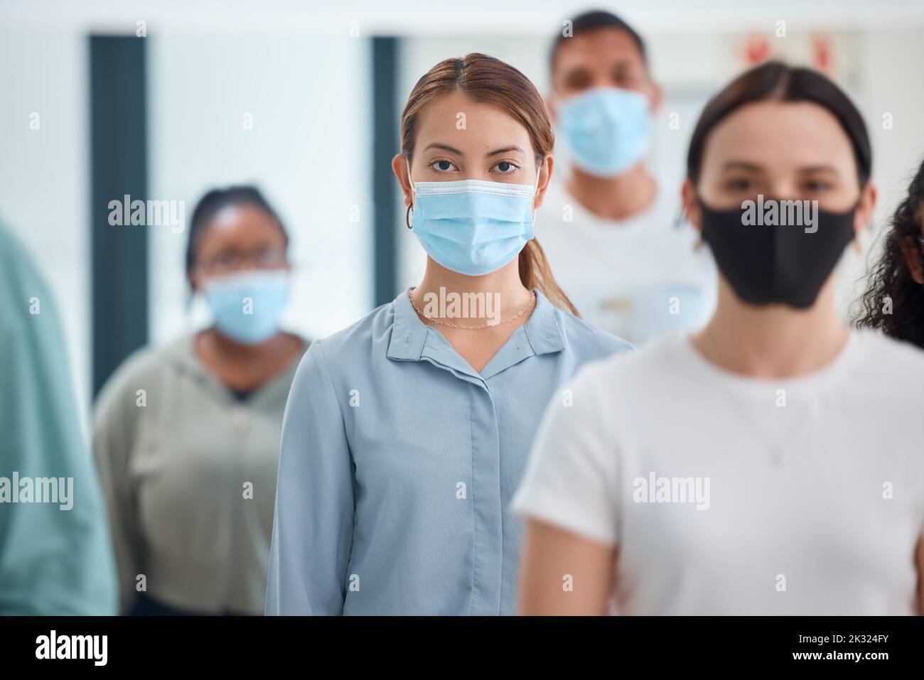 Respect, travailleurs et règles de covid dans un bureau avec des collègues distanciant social et se tenant dans l'unité. Confiance, gestion et sécurité par ambitieux Banque D'Images