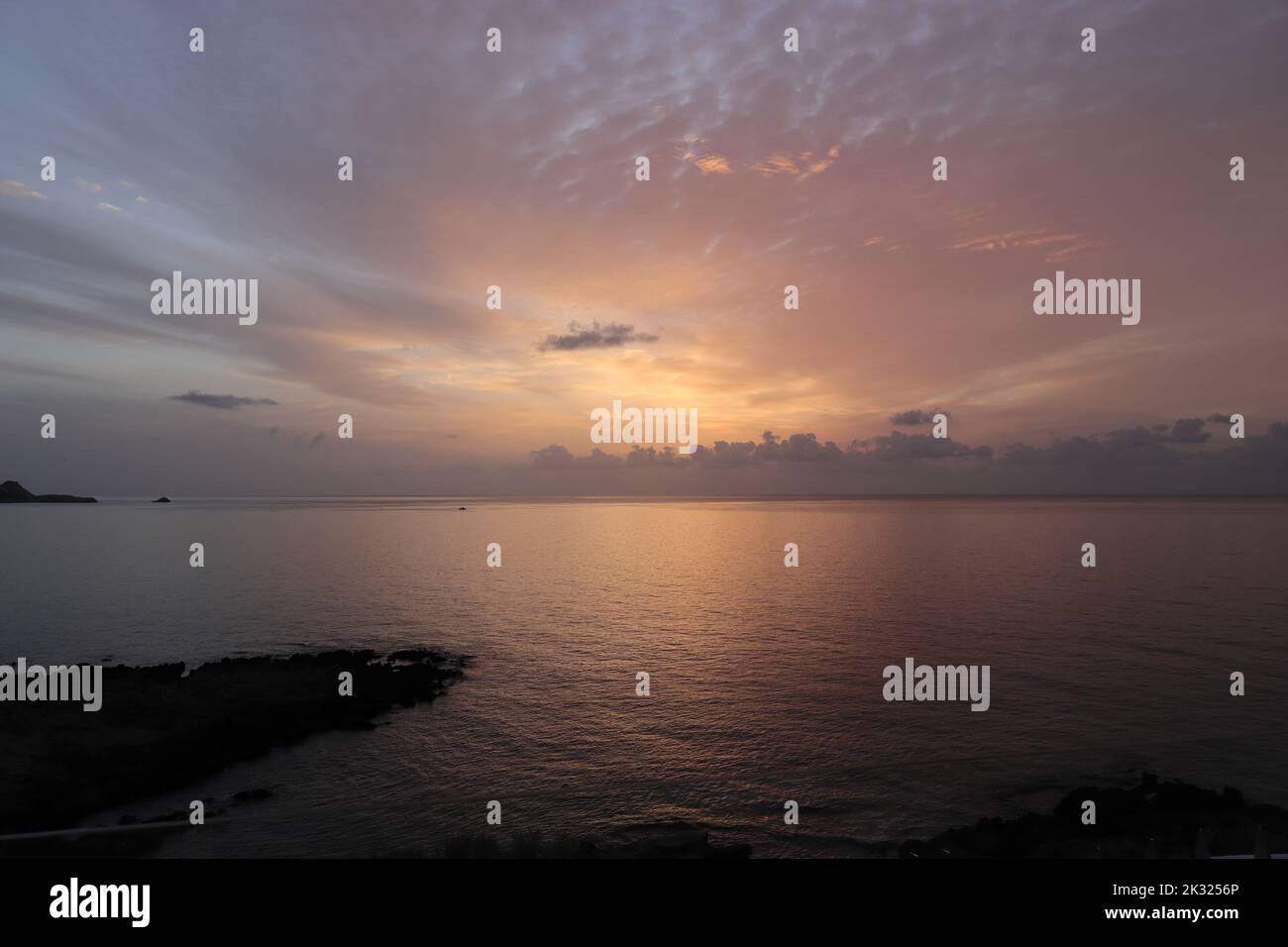 ciel le matin avant le lever du soleil sur la mer Banque D'Images