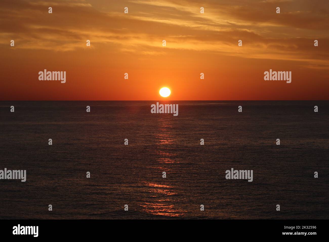 lever de soleil doré sur la mer Banque D'Images
