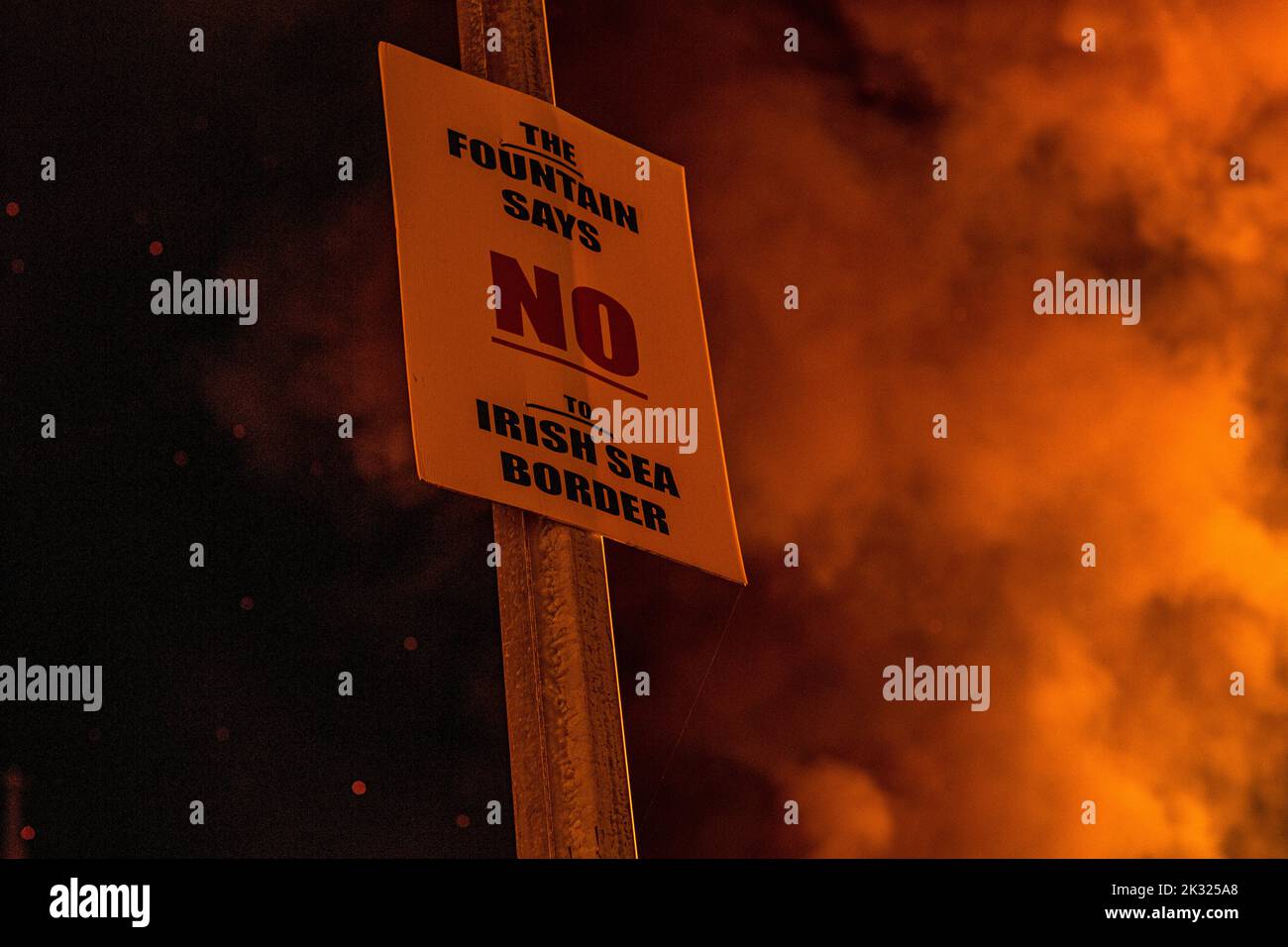 Panneau dans le protstant Fountain Estate No à la frontière de la mer irlandaise avec feu de joie en arrière-plan, Derry, Londonderry, Irlande du Nord Banque D'Images