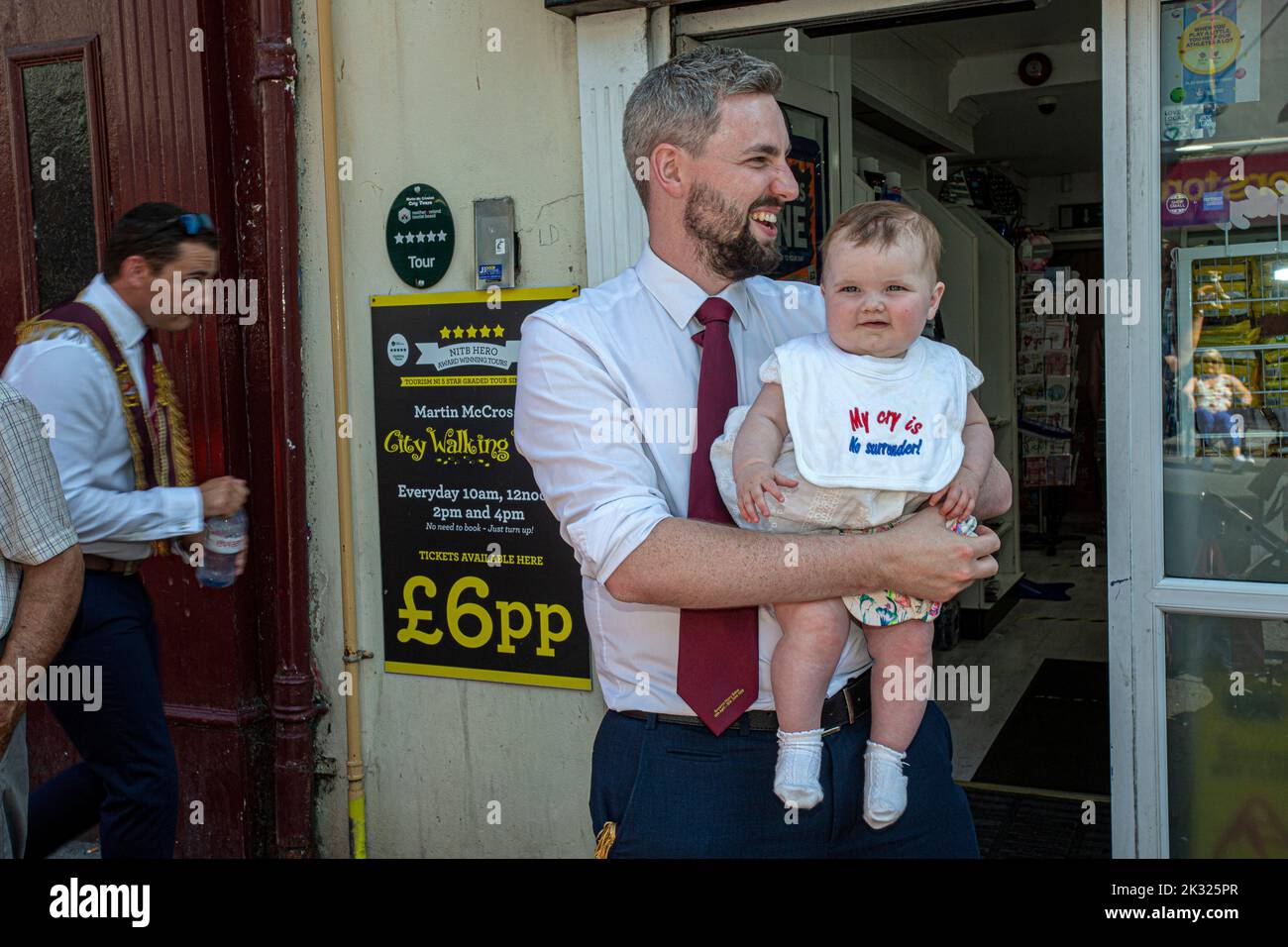 Londonderry, Royaume-Uni. 13 août 2022. : Pendant le défilé des apprentis garçons de Derry, un bébé portant un bavoir d'enfants avec mon cri n'est pas une reddition. Banque D'Images