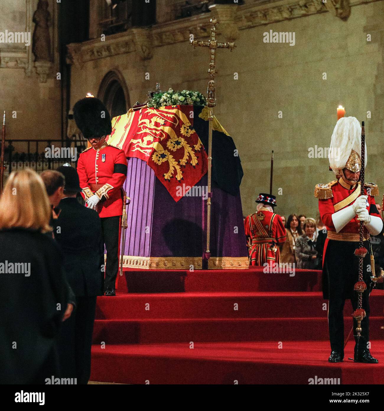 Les membres du public voient le cercueil de la reine Elizabeth II pendant la période d'état à Westminster Hall, Londres, Angleterre, Royaume-Uni Banque D'Images