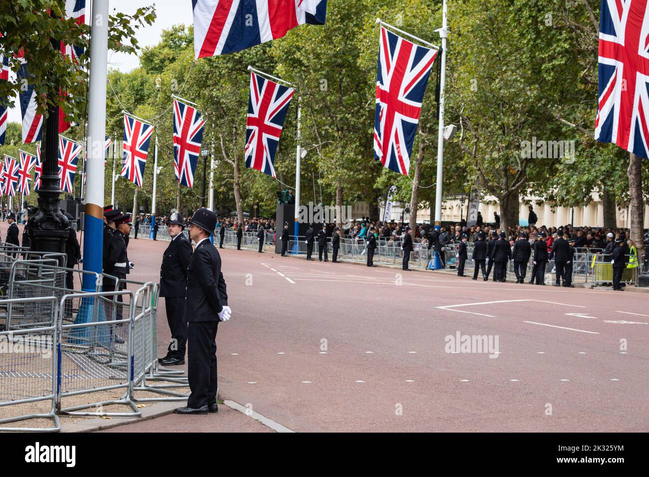 Des policiers se sont alignés sur le Mall pour le cortège funéraire de la reine Elizabeth II à Londres à la suite du décès de la reine, Angleterre, Royaume-Uni Banque D'Images