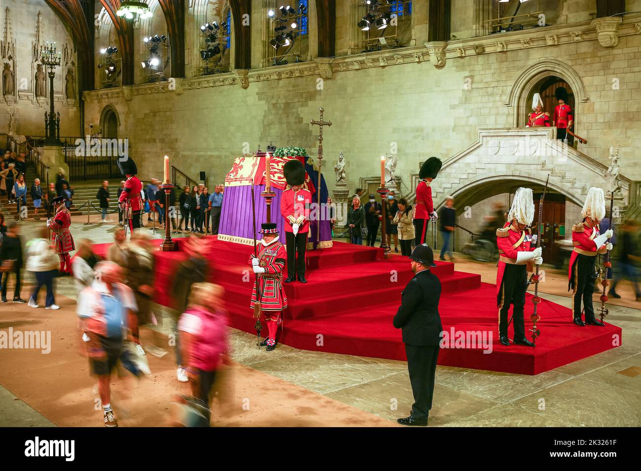 Les membres du public voient le cercueil de la reine Elizabeth II pendant la période d'état à Westminster Hall, Londres, Angleterre, Royaume-Uni Banque D'Images