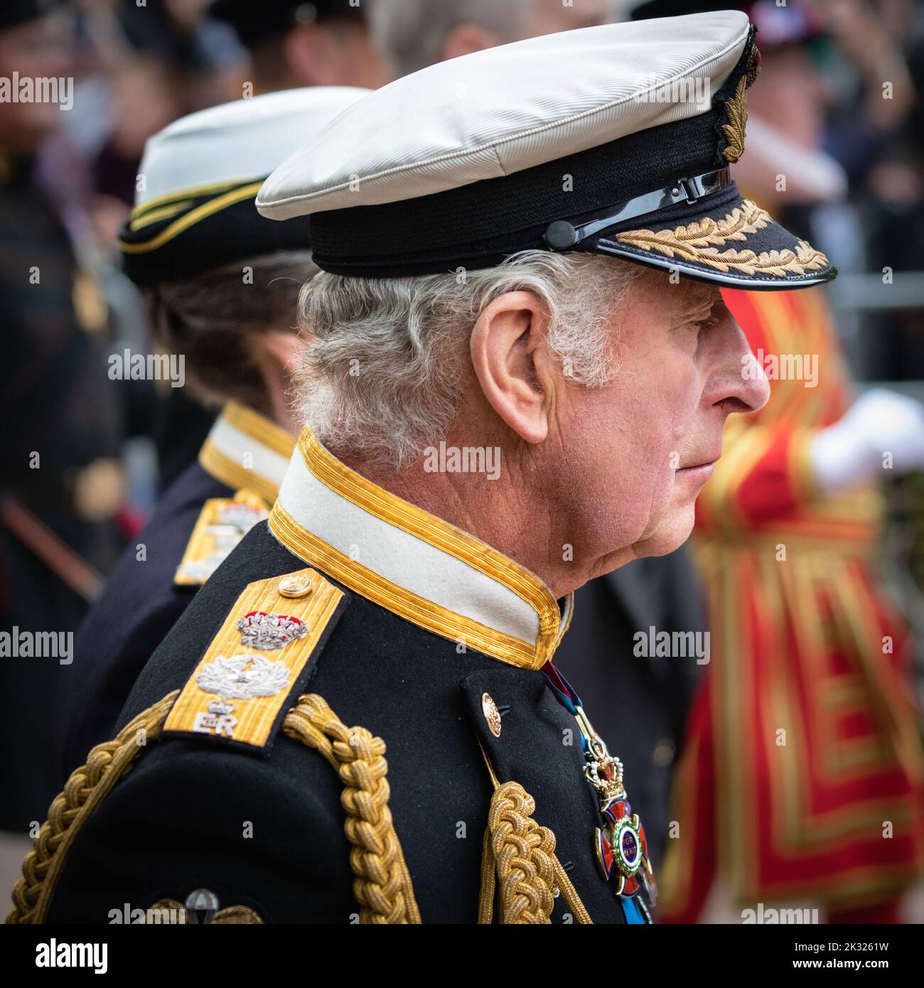 Le roi Charles III, le monarque en gros profil marche dans le cortège funéraire de la reine Elizabeth II à Londres, Angleterre, Royaume-Uni Banque D'Images