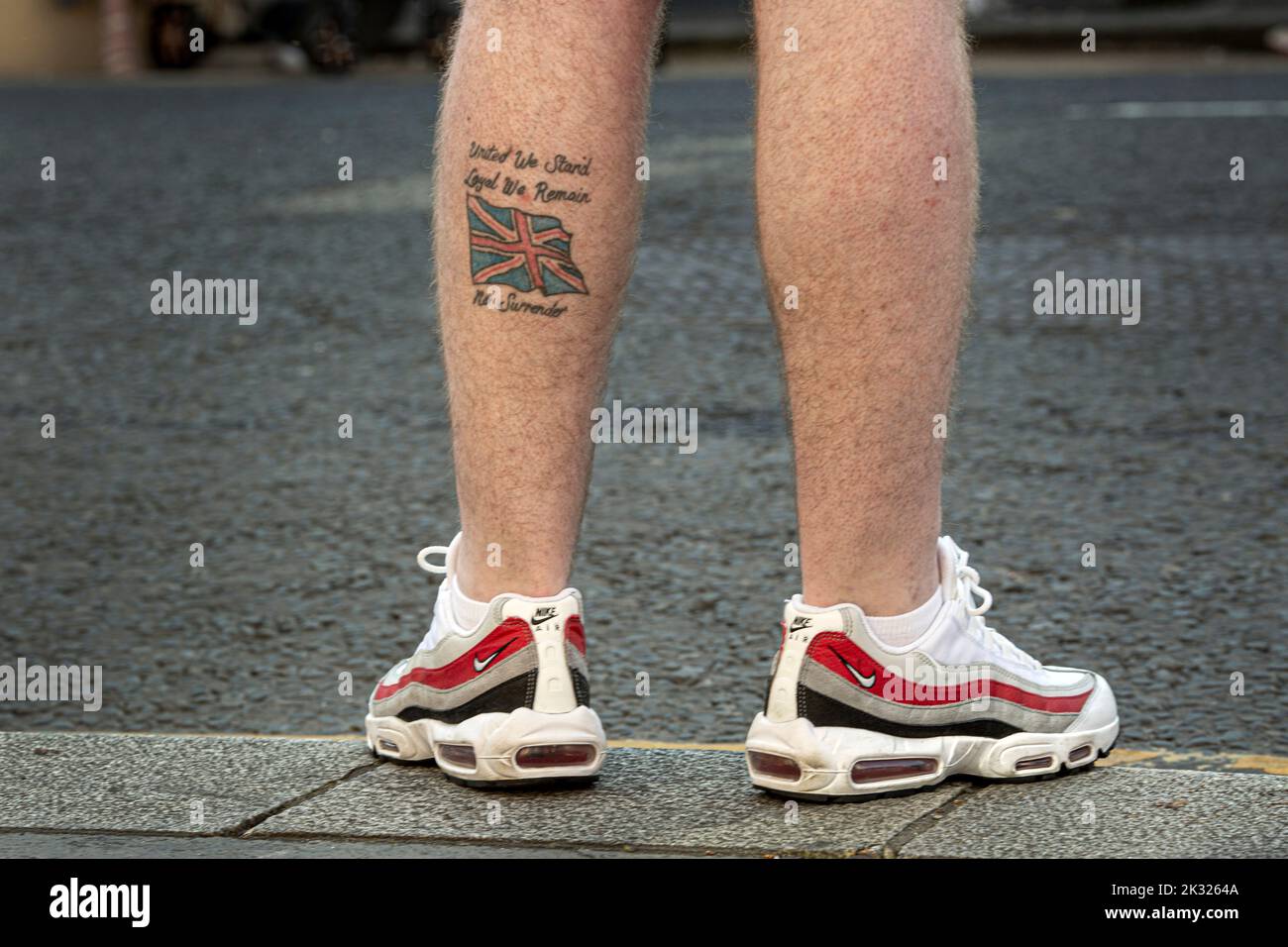 Derry, Londonderry, Irlande du Nord. Loyaliste avec drapeau syndical tattoo Unis nous sommes loyaux nous restons , pas de capitulation. © Horst A. Friedrichs Banque D'Images