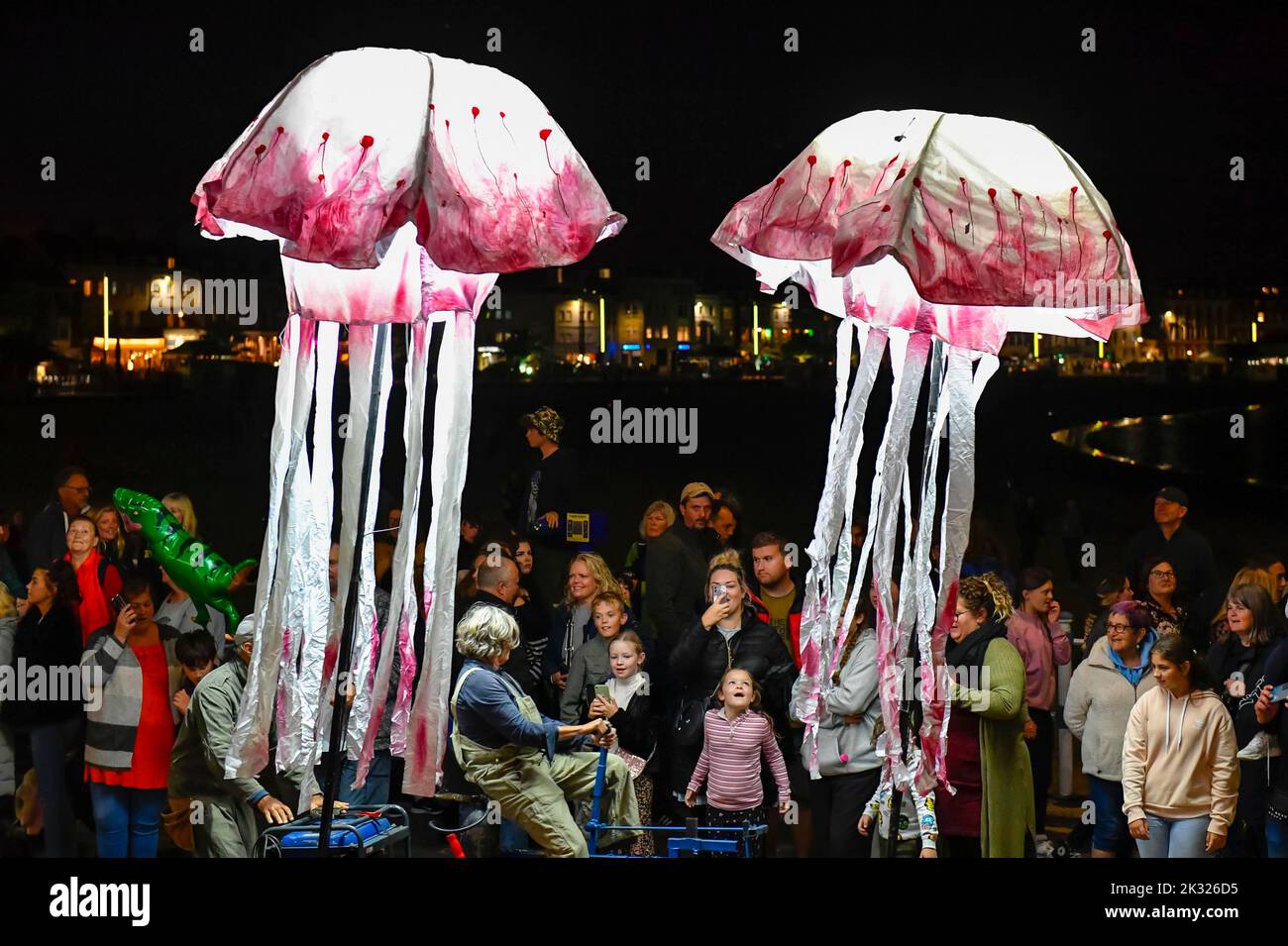 Weymouth, Dorset, Royaume-Uni. 23rd septembre 2022. Des milliers de spectateurs ont borné les rues de Weymouth dans le Dorset pour observer les illuminations de Dusk Til Dark - une aventure sur l'océan, Peixos (qui signifie poisson en catalan) par la société de théâtre basée à Barcelone, Sarruga. Le défilé envoûtant à l'intérieur d'un monde étrange sous-marin de créatures marines illuminées a présenté des marionnettes de poissons géants, de méduses, d'herbes marines et d'un requin qui étaient tous entraînés à vélo. Les spectacles organisés par Activate Performing Arts se déroule sur deux soirées les 23rd et 24th septembre. Crédit photo : Graham Hunt/Alamy Live News Banque D'Images