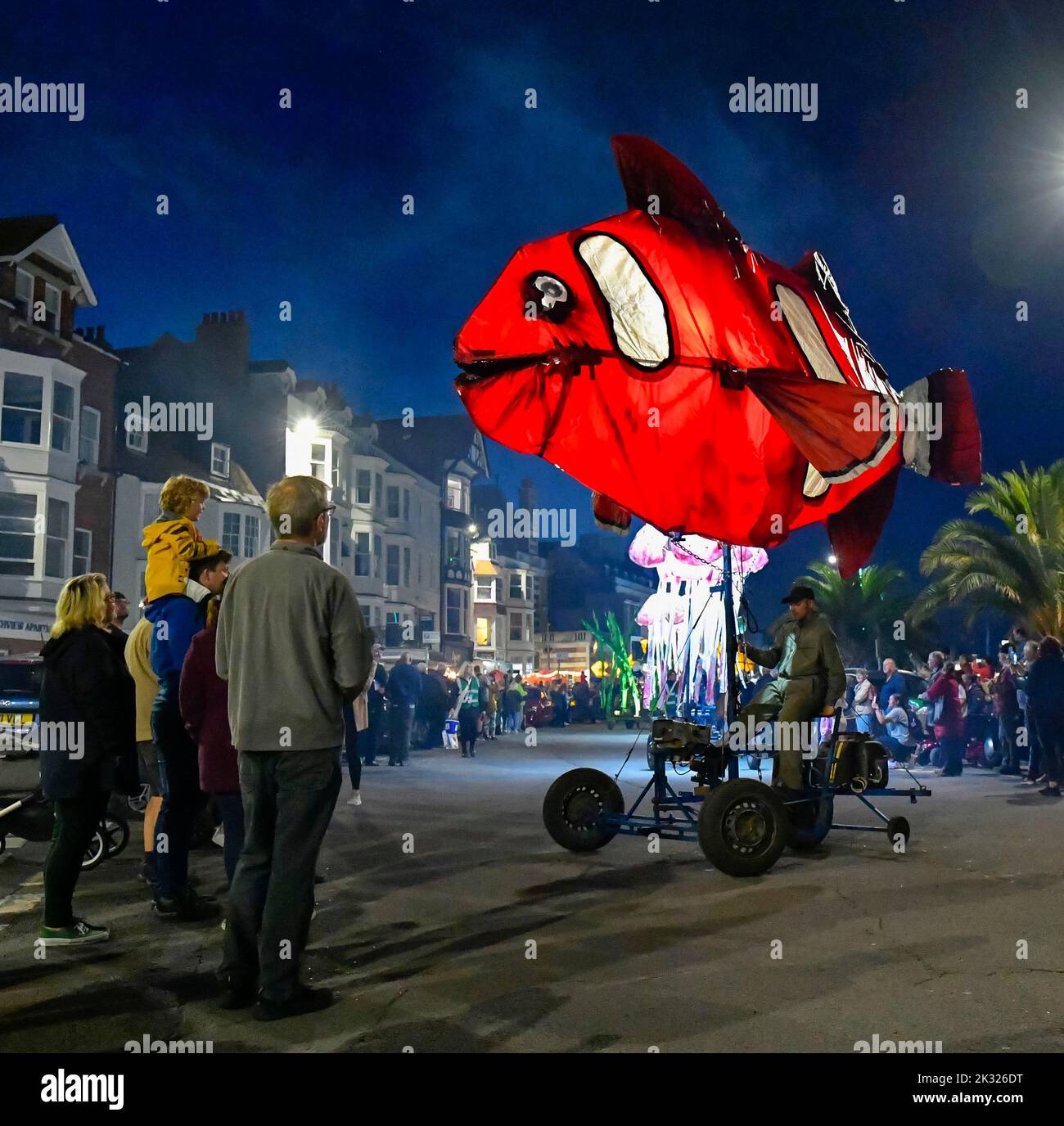 Weymouth, Dorset, Royaume-Uni. 23rd septembre 2022. Des milliers de spectateurs ont borné les rues de Weymouth dans le Dorset pour observer les illuminations de Dusk Til Dark - une aventure sur l'océan, Peixos (qui signifie poisson en catalan) par la société de théâtre basée à Barcelone, Sarruga. Le défilé envoûtant à l'intérieur d'un monde étrange sous-marin de créatures marines illuminées a présenté des marionnettes de poissons géants, de méduses, d'herbes marines et d'un requin qui étaient tous entraînés à vélo. Les spectacles organisés par Activate Performing Arts se déroule sur deux soirées les 23rd et 24th septembre. Crédit photo : Graham Hunt/Alamy Live News Banque D'Images
