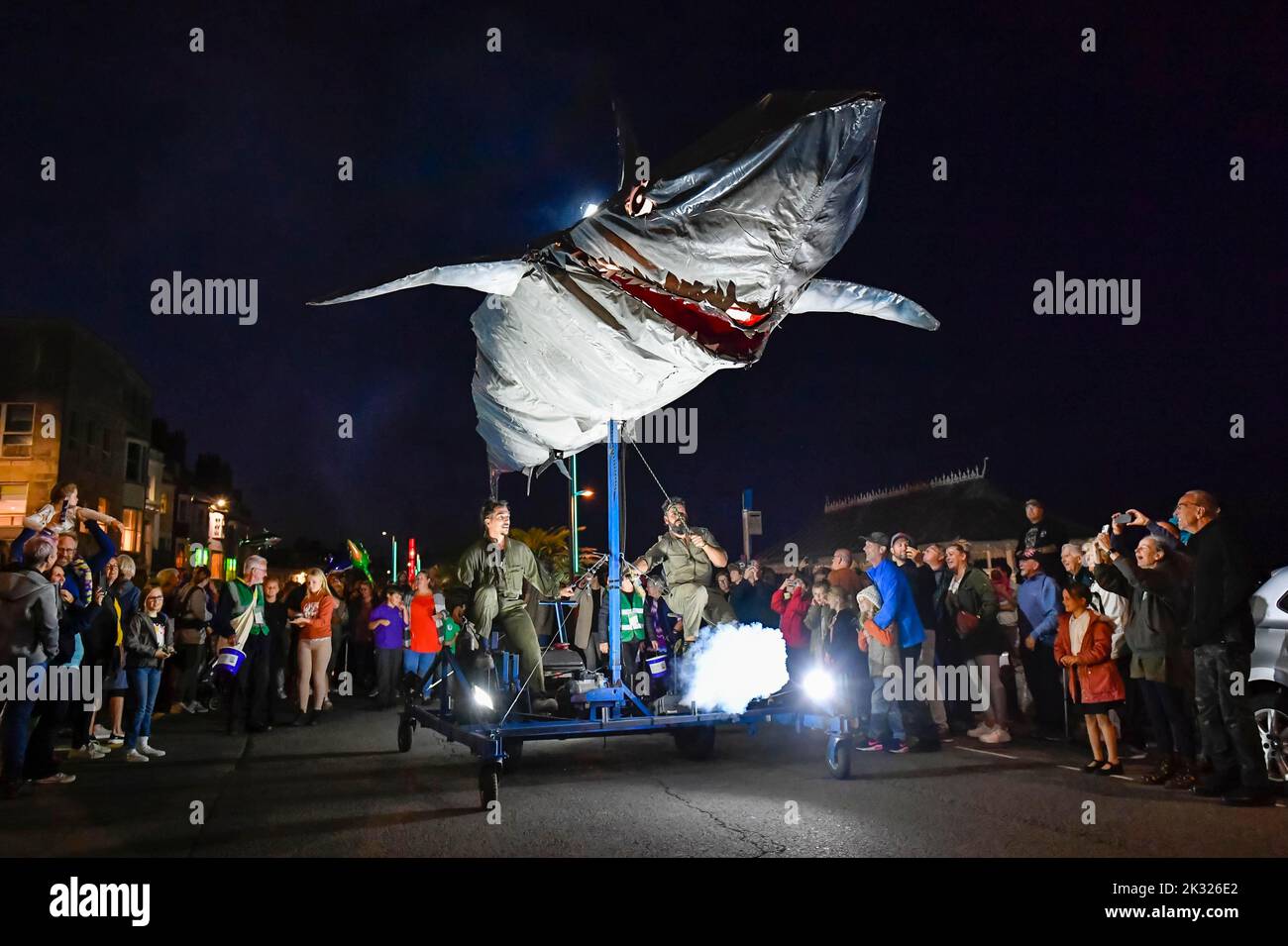Weymouth, Dorset, Royaume-Uni. 23rd septembre 2022. Des milliers de spectateurs ont borné les rues de Weymouth dans le Dorset pour observer les illuminations de Dusk Til Dark - une aventure sur l'océan, Peixos (qui signifie poisson en catalan) par la société de théâtre basée à Barcelone, Sarruga. Le défilé envoûtant à l'intérieur d'un monde étrange sous-marin de créatures marines illuminées a présenté des marionnettes de poissons géants, de méduses, d'herbes marines et d'un requin qui étaient tous entraînés à vélo. Les spectacles organisés par Activate Performing Arts se déroule sur deux soirées les 23rd et 24th septembre. Crédit photo : Graham Hunt/Alamy Live News Banque D'Images