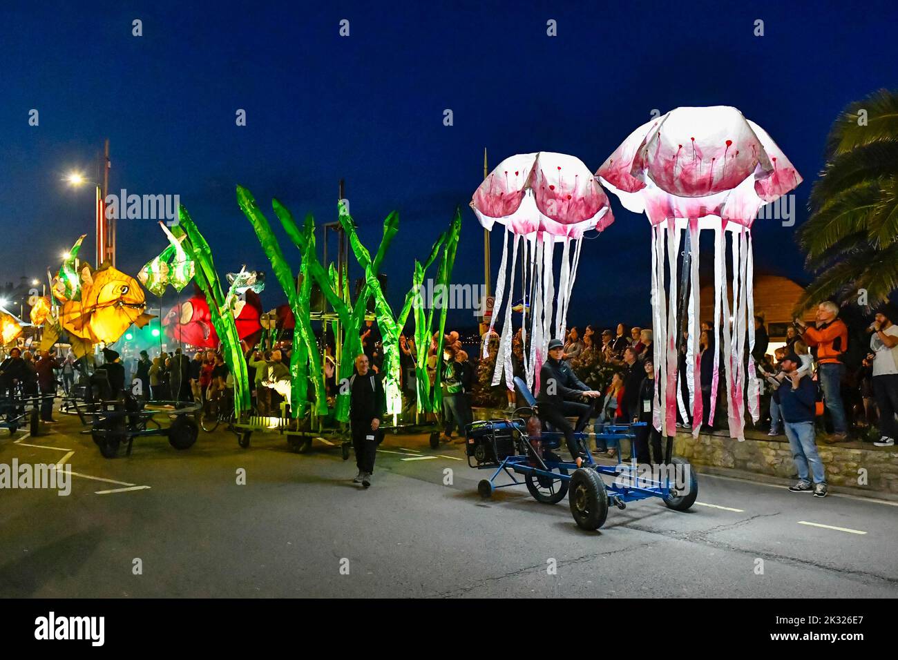 Weymouth, Dorset, Royaume-Uni. 23rd septembre 2022. Des milliers de spectateurs ont borné les rues de Weymouth dans le Dorset pour observer les illuminations de Dusk Til Dark - une aventure sur l'océan, Peixos (qui signifie poisson en catalan) par la société de théâtre basée à Barcelone, Sarruga. Le défilé envoûtant à l'intérieur d'un monde étrange sous-marin de créatures marines illuminées a présenté des marionnettes de poissons géants, de méduses, d'herbes marines et d'un requin qui étaient tous entraînés à vélo. Les spectacles organisés par Activate Performing Arts se déroule sur deux soirées les 23rd et 24th septembre. Crédit photo : Graham Hunt/Alamy Live News Banque D'Images