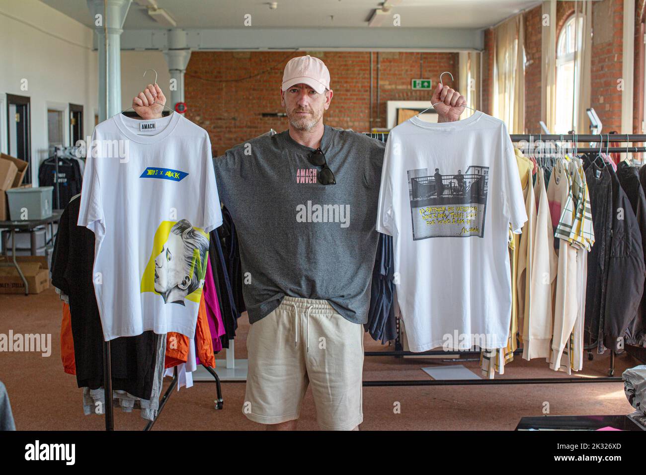 Liam McDaid, du label de mode Amach, est une marque de mode irlandaise durable dans son studio à la Old Rosemount Factory, Derry en Irlande du Nord . Banque D'Images