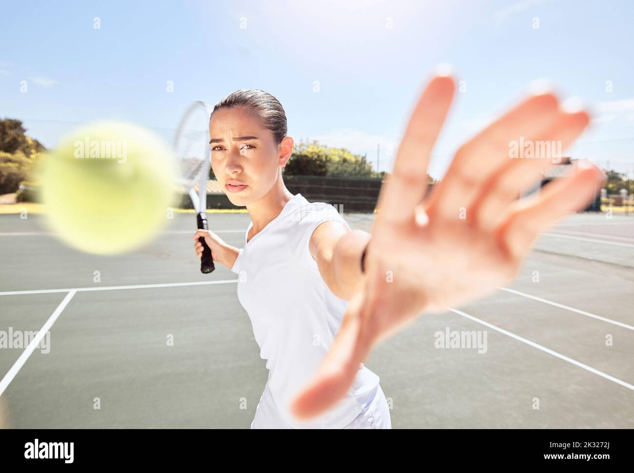 Court de tennis, balle de service ou femme dans un match de sport, un match d'exercice ou un entraînement de compétition. Entraînement d'athlète ou de joueur de fitness avec des objectifs de motivation Banque D'Images