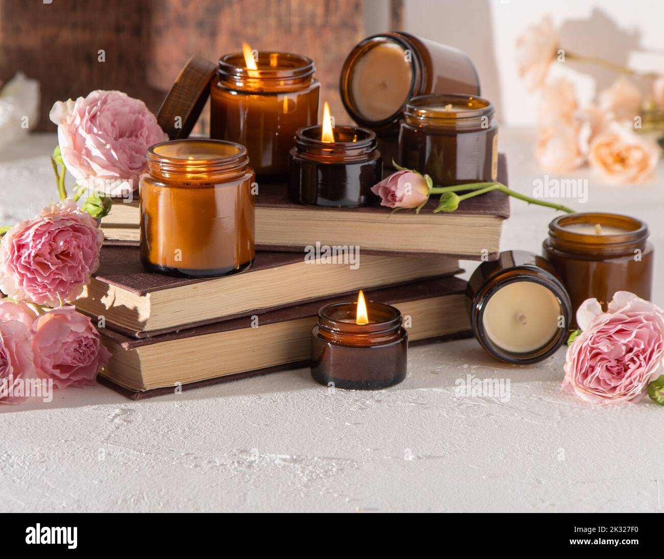 Un ensemble de bougies parfumées dans des pots en verre brun. Bougie parfumée faite à la main. Les bougies de soja brûlent dans un pot. Aromathérapie et détente au spa et à la maison. Faire feu dans un pot brun. Banque D'Images
