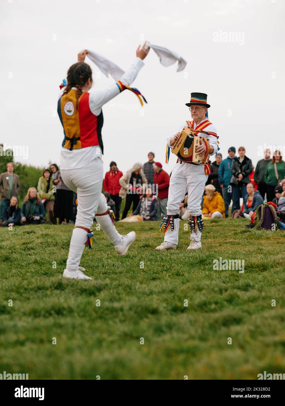 Sunrise morris danseurs dansant sur le Ladies Parlor green au festival Jack in the Green 2022 mai - West Hill, Hastings East Sussex Angleterre Banque D'Images