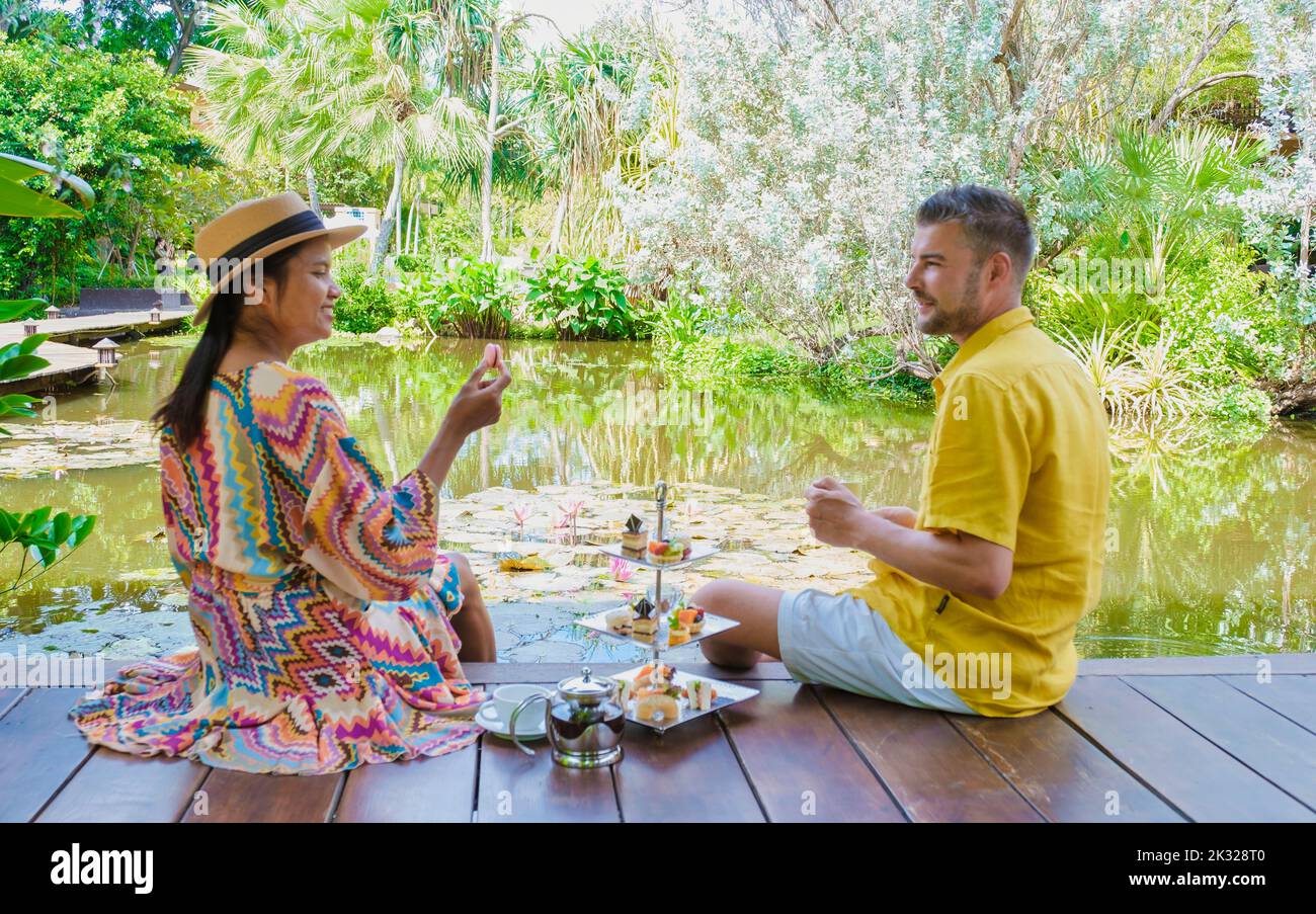 Thé de l'aprèsmidi dans un étang d'eau, thé dans un jardin tropical en