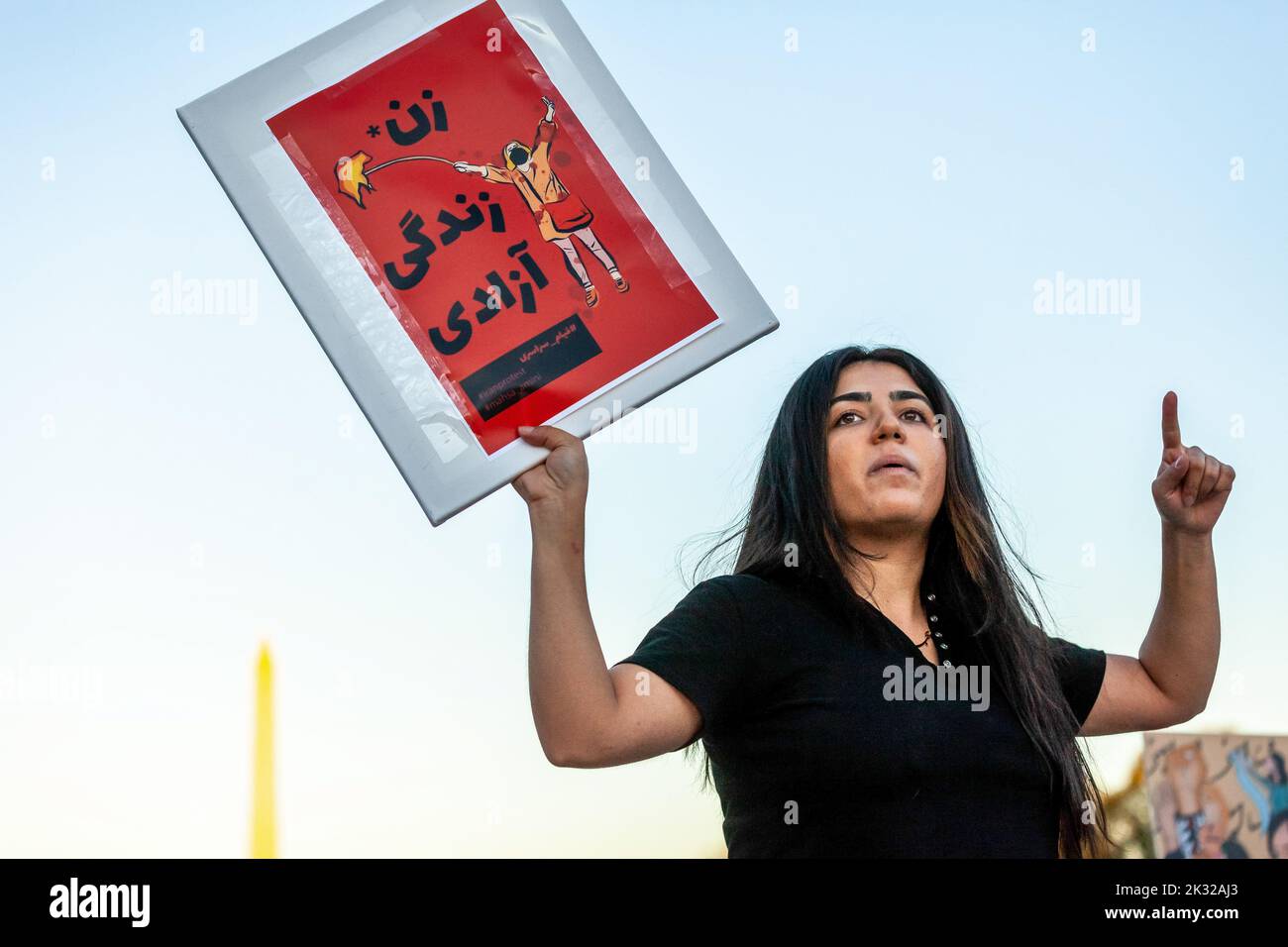 Le chef d'une veillée aux chandelles pour Mahsa Amini élève un écriteau qui dit « femme, vie, libre ». Amini est la jeune femme qui est décédée la semaine dernière sous la garde de la police morale iranienne. Des manifestations contre la mort de l’enfant de 22 ans ont éclaté en Iran, suivies de manifestations dans le monde entier. (Photo par Allison Bailey / SOPA Images / Sipa USA) Banque D'Images
