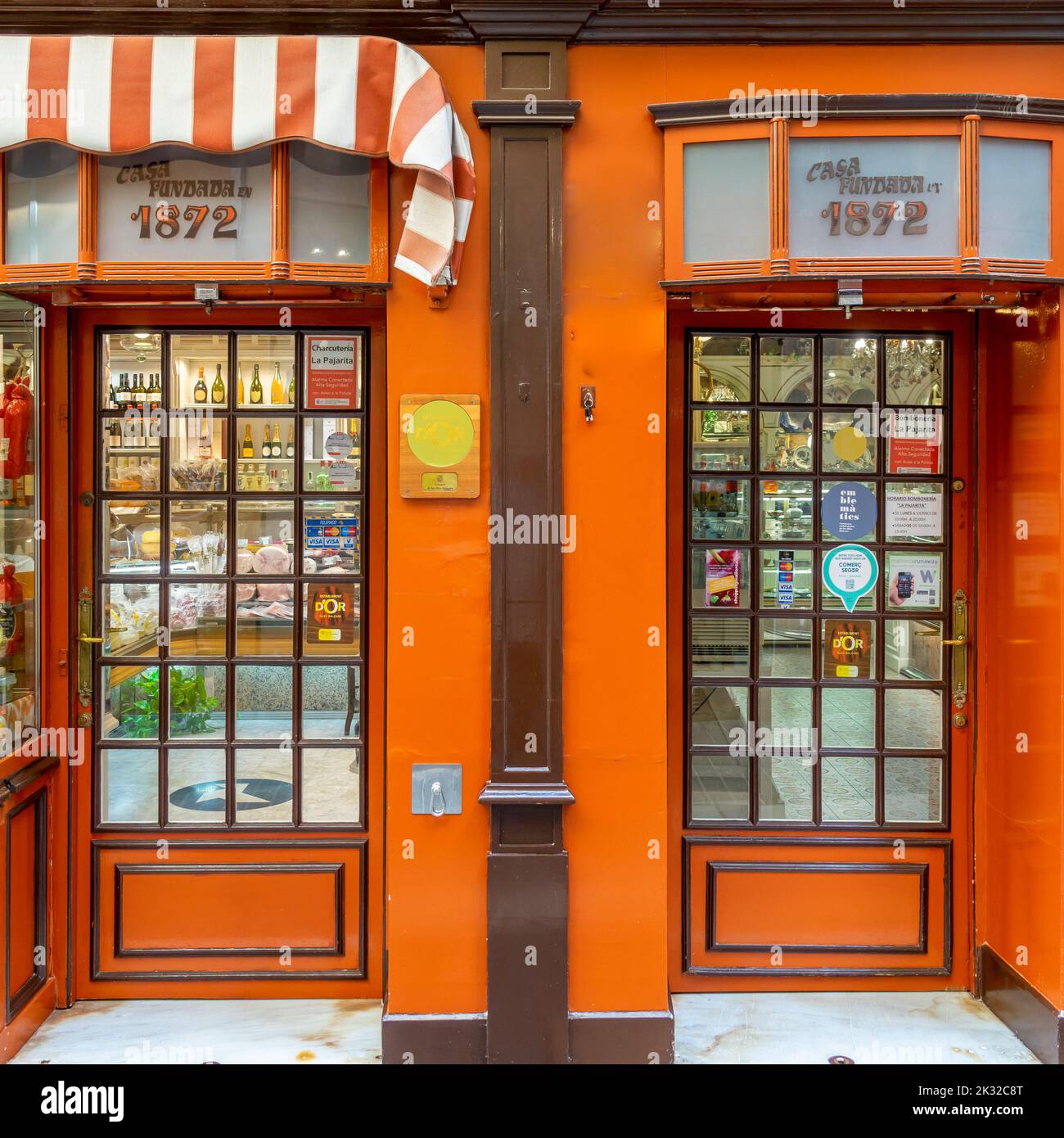 Palma de Mallorca, Espagne ; 23 août 2022 : entrées en verre à la boucherie et à la chocolaterie d'un ancien établissement typique de Palma (Espagne) Banque D'Images