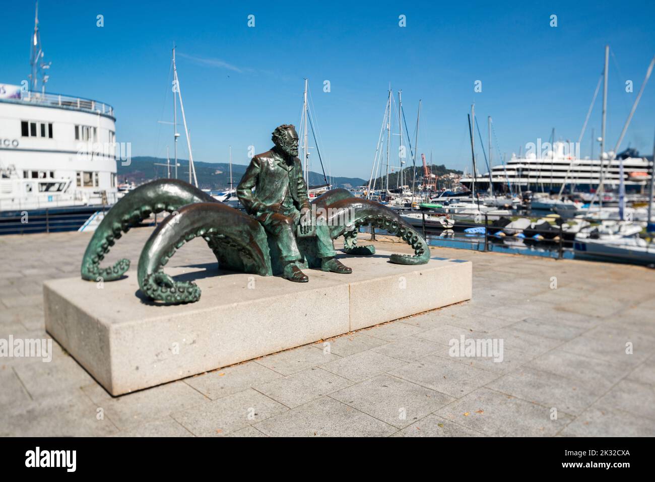 Statue de bronze de Jules Verne, assise sur un pieuvre du port de Vigo, auteur de 20 000 ligues sous la mer Banque D'Images