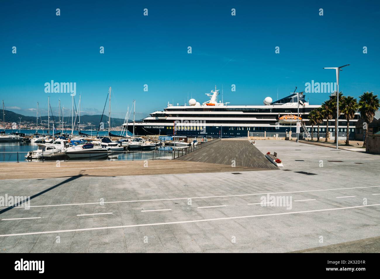 Vigo, Espagne - 23 septembre 2022: Bateaux amarrés dans le port de Vigo, Galice, Espagne. Bateau de croisière World Navigator en arrière-plan Banque D'Images