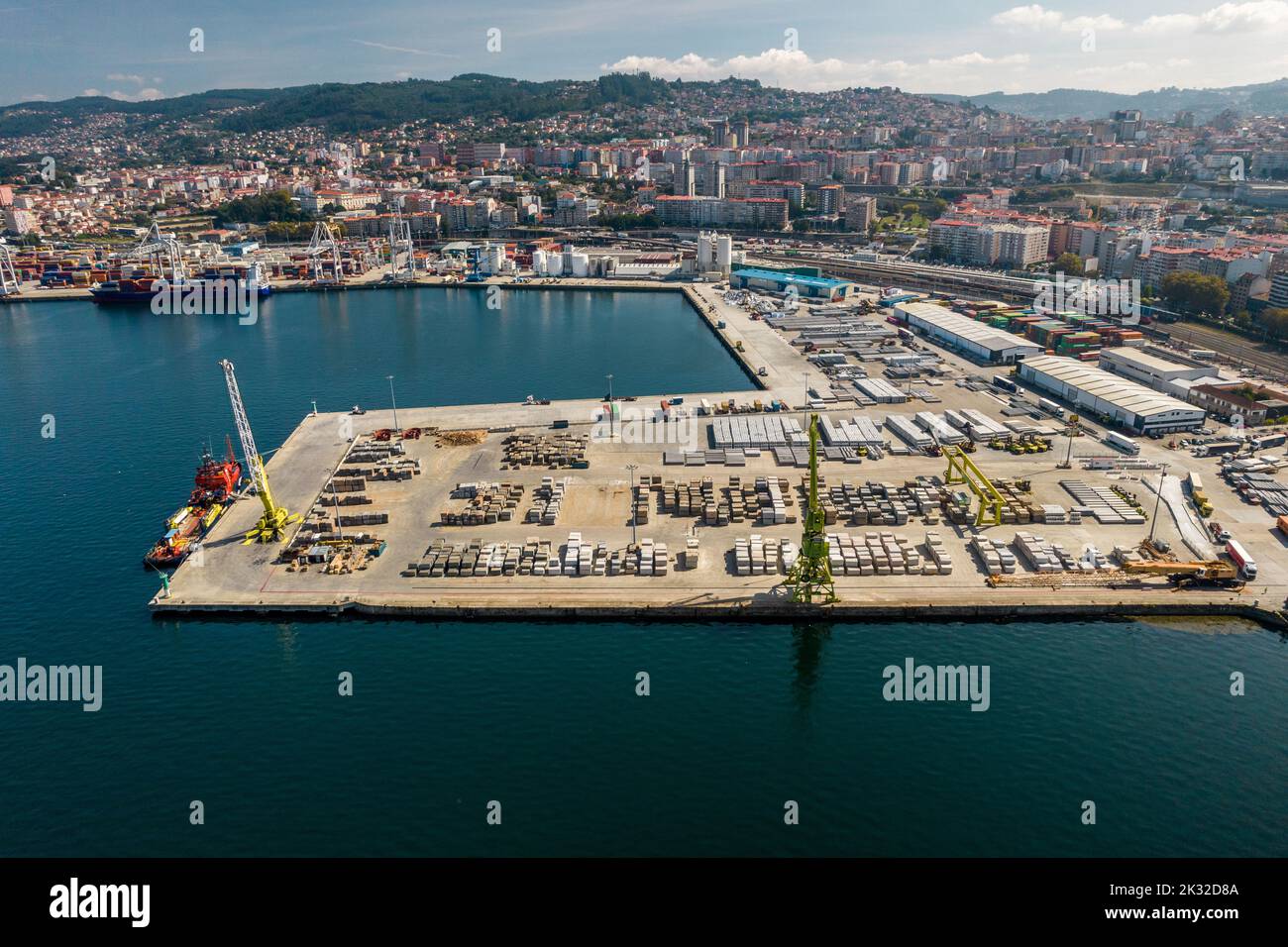 Drone aérien vue de dessus en bas des conteneurs et des blocs de béton répartis à travers un port occupé, logistique et le concept de commerce international, capturé à Vigo, GA Banque D'Images