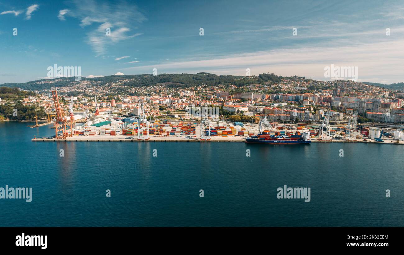 Vigo, Espagne - 23 septembre 2023: Vue aérienne de drone sur le port de cargaison de Vigo, l'un des plus grands en Espagne Banque D'Images