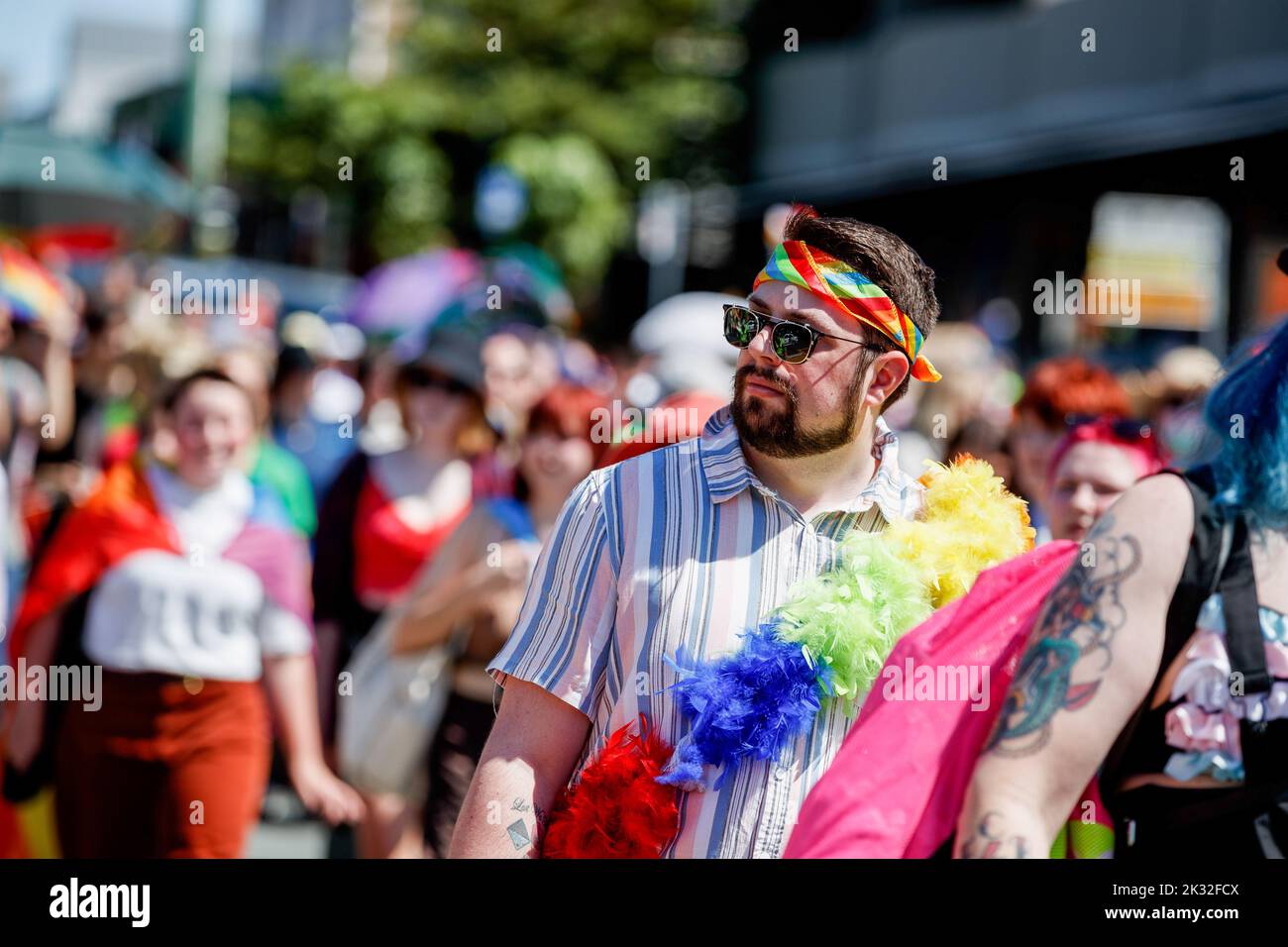 Brisbane, Australie. 24th septembre 2022. Un Marcher vu portant un ruban décoré lors de la Brisbane Pride March. Les membres de la communauté LGBT et leurs alliés ont défilé à travers le West End de Brisbane jusqu'à Musgrave Park dans le cadre du Brisbane Pride Festival, après deux années de retards dus à la pandémie COVID 19. Brisbane Pride célèbre et soutient la communauté LGBTIQ depuis plus de trente ans. Crédit : SOPA Images Limited/Alamy Live News Banque D'Images