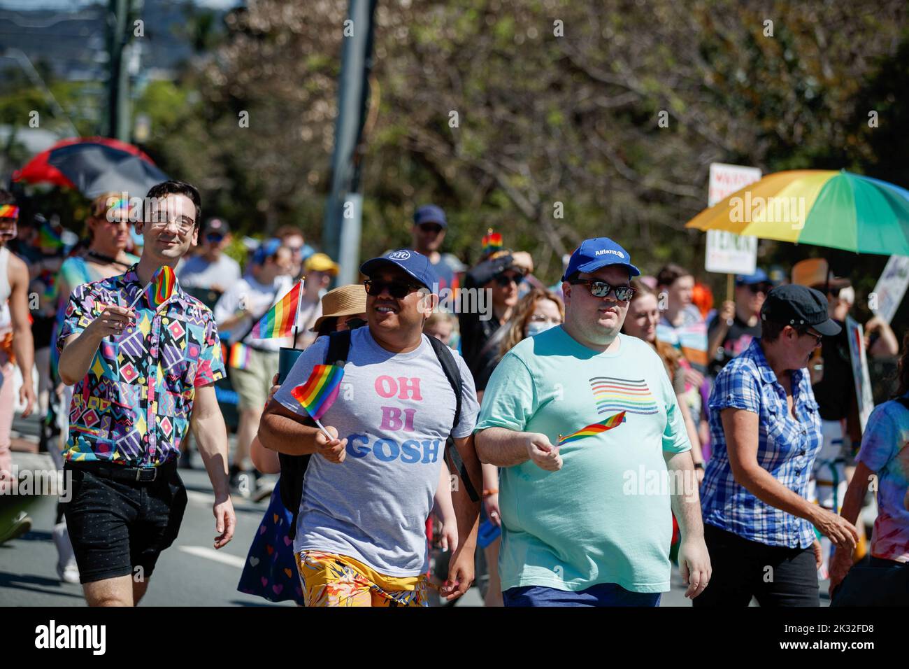 Brisbane, Australie. 24th septembre 2022. Les manifestants ont vu porter de petits drapeaux lors de la Brisbane Pride March. Les membres de la communauté LGBT et leurs alliés ont défilé à travers le West End de Brisbane jusqu'à Musgrave Park dans le cadre du Brisbane Pride Festival, après deux années de retards dus à la pandémie COVID 19. Brisbane Pride célèbre et soutient la communauté LGBTIQ depuis plus de trente ans. Crédit : SOPA Images Limited/Alamy Live News Banque D'Images