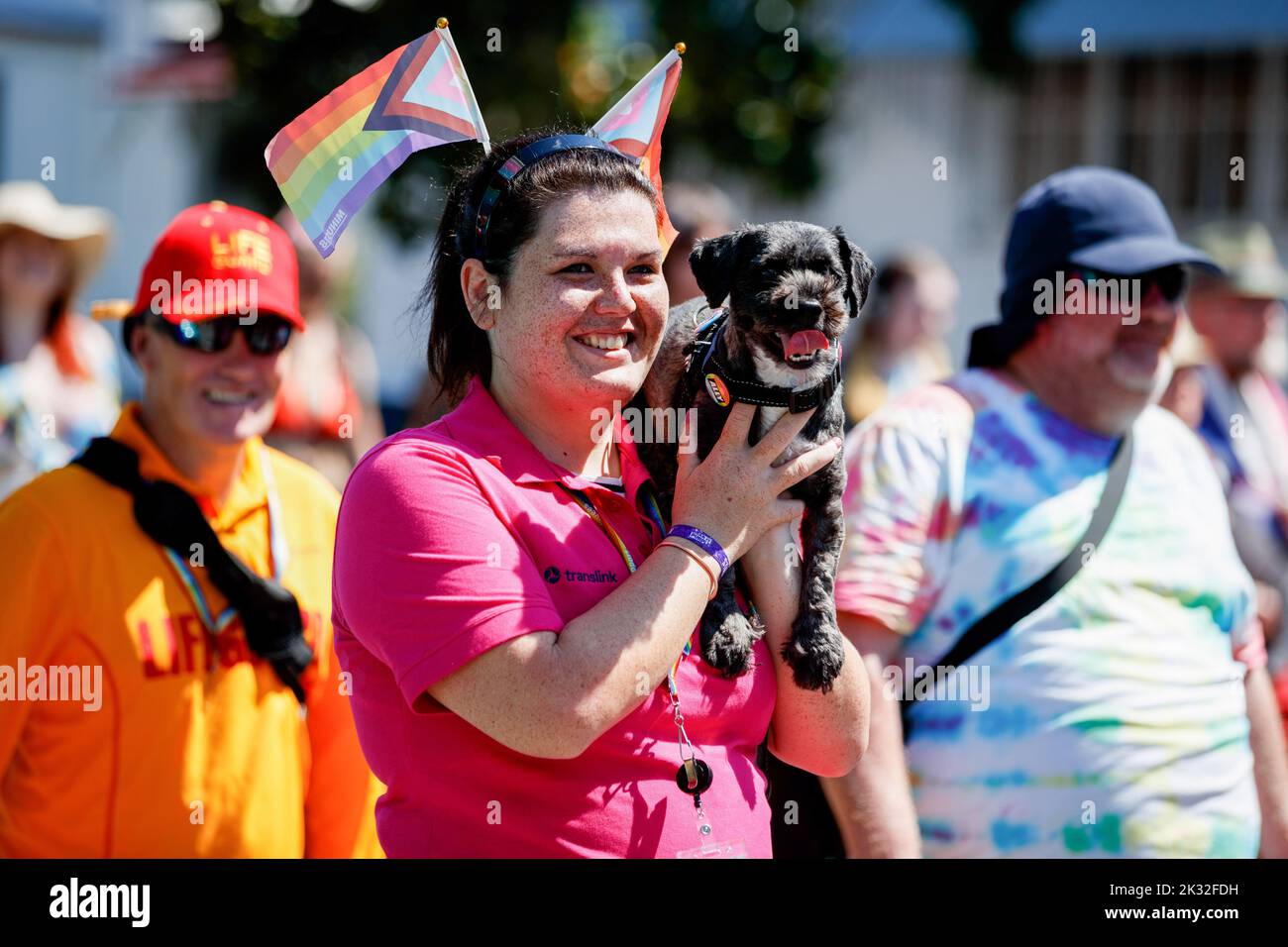 Brisbane, Australie. 24th septembre 2022. Un Marcher a vu porter un chien pendant la Brisbane Pride March. Les membres de la communauté LGBT et leurs alliés ont défilé à travers le West End de Brisbane jusqu'à Musgrave Park dans le cadre du Brisbane Pride Festival, après deux années de retards dus à la pandémie COVID 19. Brisbane Pride célèbre et soutient la communauté LGBTIQ depuis plus de trente ans. Crédit : SOPA Images Limited/Alamy Live News Banque D'Images