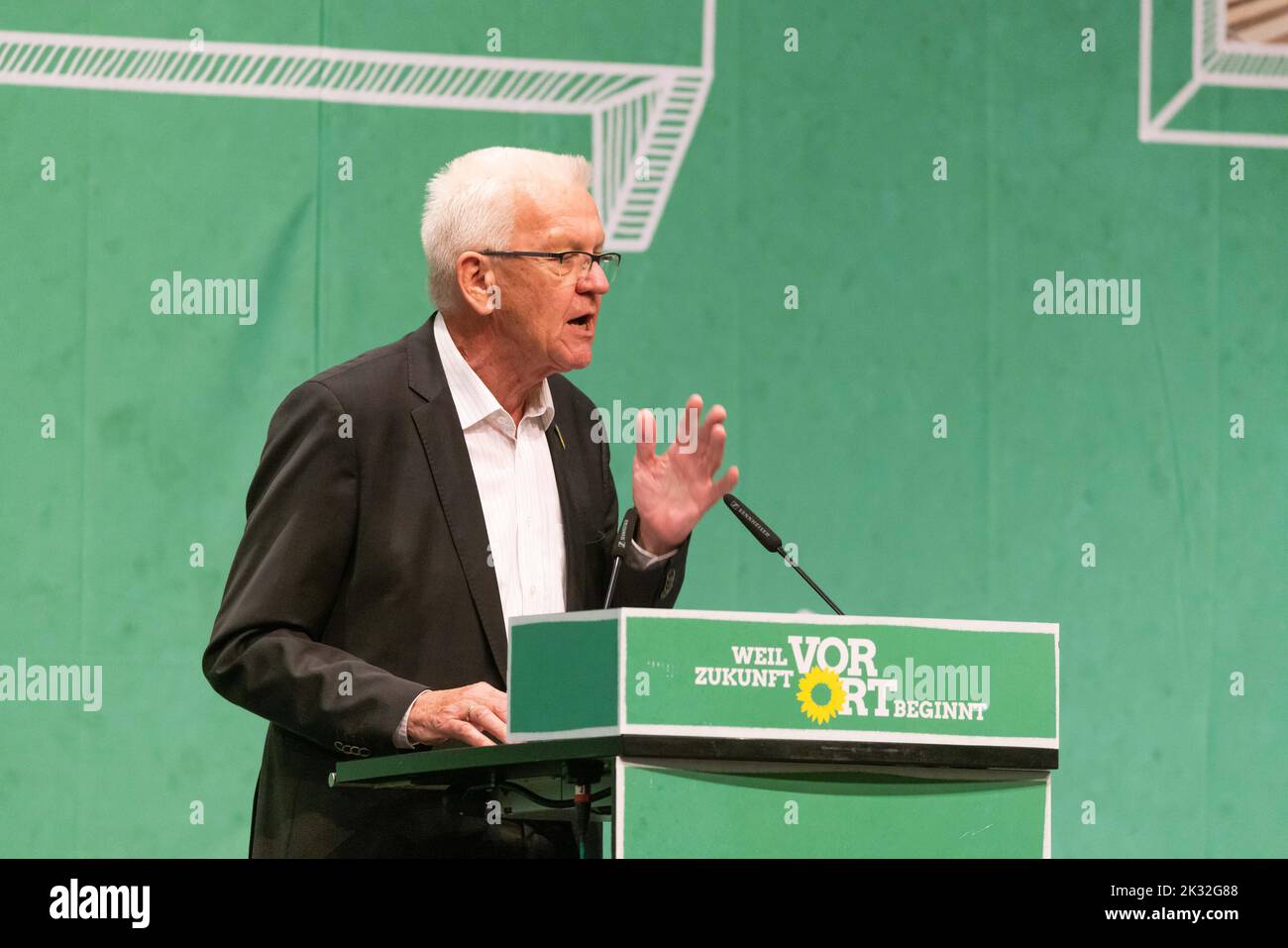Donaueschingen, Allemagne. 24th septembre 2022. Winfried Kretschmann (Bündnis 90/Die Grünen) est sur scène et parle lors de la conférence du parti d'État. Après plusieurs conventions de partis en ligne, les Verts se réunissent une fois de plus en présence du public. À Donaueschingen, ils veulent se distinguer comme un groupe de zones rurales. Il pourrait y avoir un différend sur la politique budgétaire. Credit: Philipp von Ditfurth/dpa/Alay Live News Banque D'Images