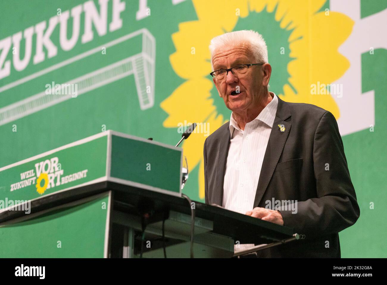 Donaueschingen, Allemagne. 24th septembre 2022. Winfried Kretschmann (Bündnis 90/Die Grünen) est sur scène et parle lors de la conférence du parti d'État. Après plusieurs conventions de partis en ligne, les Verts se réunissent une fois de plus en présence du public. À Donaueschingen, ils veulent se distinguer comme un groupe de zones rurales. Il pourrait y avoir un différend sur la politique budgétaire. Credit: Philipp von Ditfurth/dpa/Alay Live News Banque D'Images