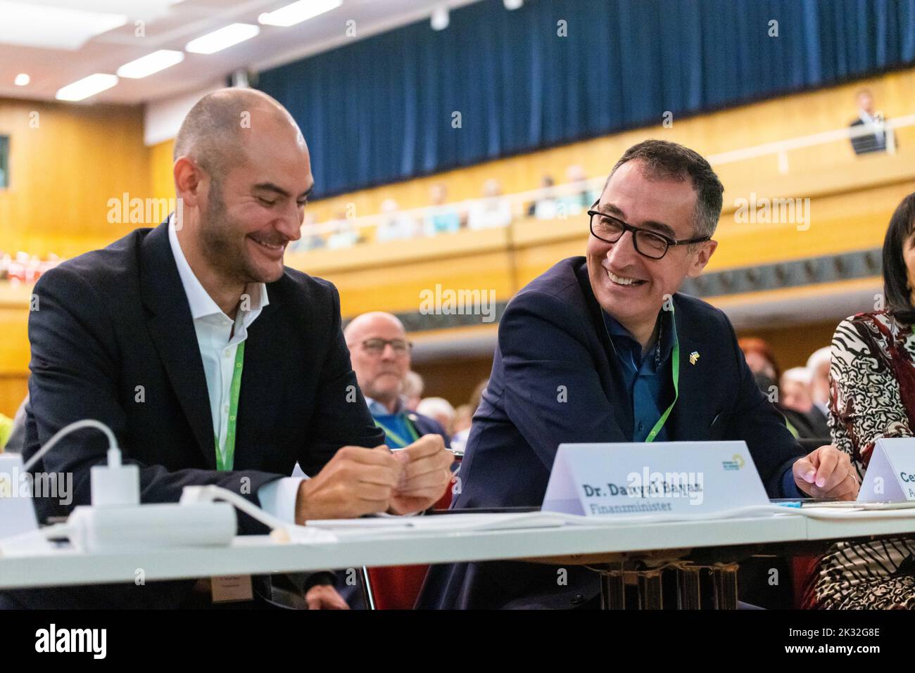 Donaueschingen, Allemagne. 24th septembre 2022. CEM Özdemir (r, Bündnis 90/Die Grünen), ministre fédéral de l'alimentation et de l'Agriculture, siège à côté de Danyal Bayaz, ministre des Finances du Bade-Württemberg, lors de la conférence des Verts du Bade-Wurtemberg dans le Donauhalle. Les Verts se réunissent à nouveau en présence après plusieurs conférences de fête en ligne. À Donaueschingen, ils veulent se distinguer comme un groupe de zones rurales. Il pourrait y avoir des différends au sujet de la politique budgétaire. Credit: Philipp von Ditfurth/dpa/Alay Live News Banque D'Images