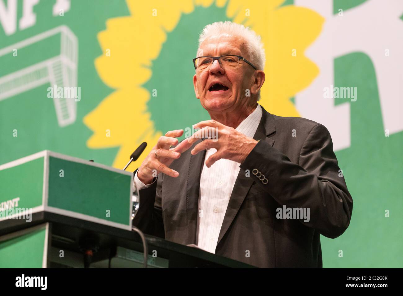 Donaueschingen, Allemagne. 24th septembre 2022. Winfried Kretschmann (Bündnis 90/Die Grünen) est sur scène et parle lors de la conférence du parti d'État. Après plusieurs conventions de partis en ligne, les Verts se réunissent une fois de plus en présence du public. À Donaueschingen, ils veulent se distinguer comme un groupe de zones rurales. Il pourrait y avoir un différend sur la politique budgétaire. Credit: Philipp von Ditfurth/dpa/Alay Live News Banque D'Images