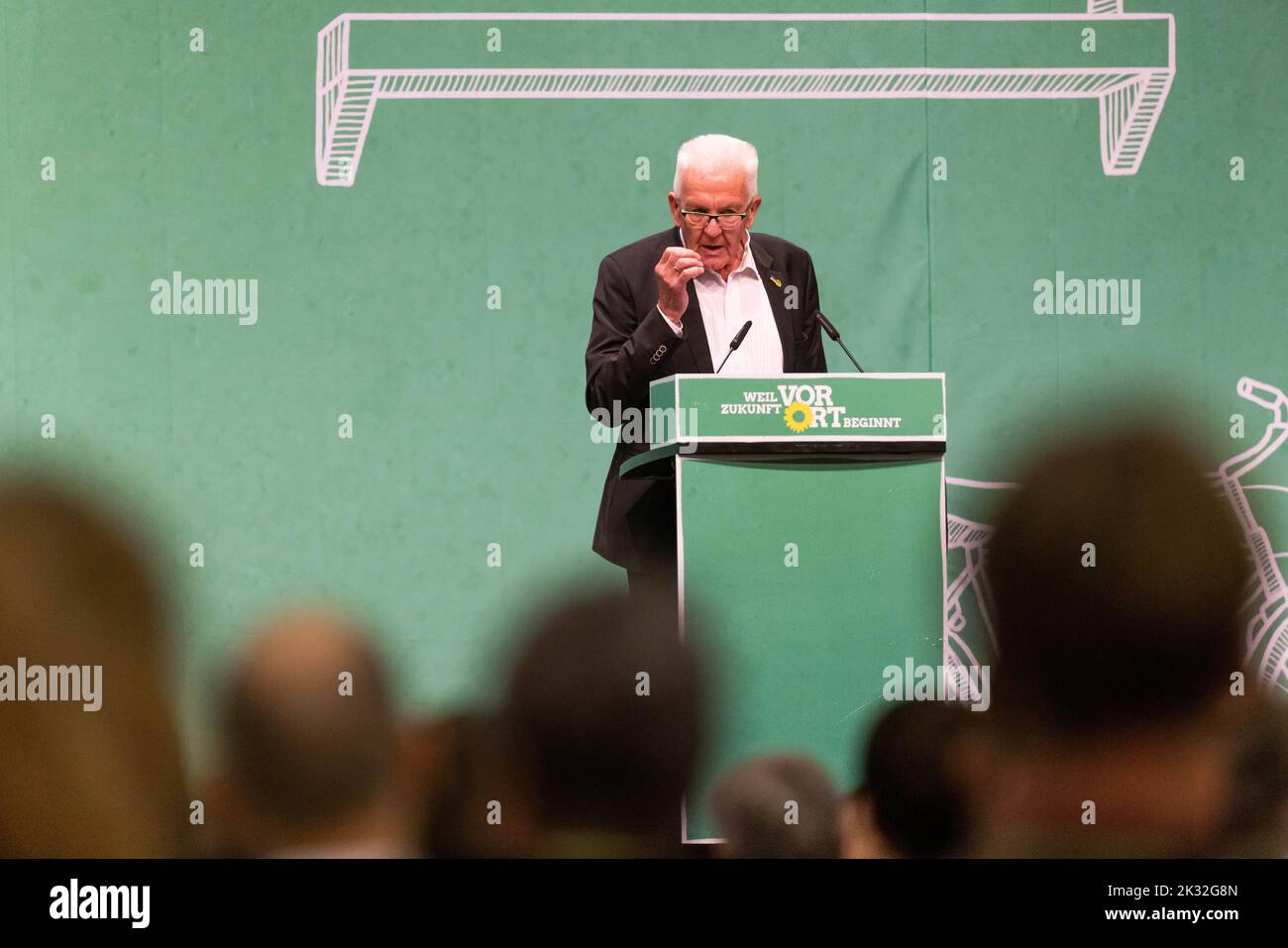 Donaueschingen, Allemagne. 24th septembre 2022. Winfried Kretschmann (Bündnis 90/Die Grünen) est sur scène et parle lors de la conférence du parti d'État. Après plusieurs conventions de partis en ligne, les Verts se réunissent une fois de plus en présence du public. À Donaueschingen, ils veulent se distinguer comme un groupe de zones rurales. Il pourrait y avoir un différend sur la politique budgétaire. Credit: Philipp von Ditfurth/dpa/Alay Live News Banque D'Images