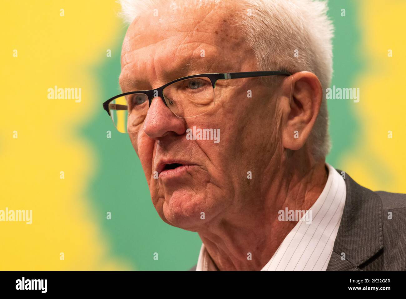Donaueschingen, Allemagne. 24th septembre 2022. Winfried Kretschmann (Bündnis 90/Die Grünen) est sur scène et parle lors de la conférence du parti d'État. Après plusieurs conventions de partis en ligne, les Verts se réunissent une fois de plus en présence du public. À Donaueschingen, ils veulent se distinguer comme un groupe de zones rurales. Il pourrait y avoir un différend sur la politique budgétaire. Credit: Philipp von Ditfurth/dpa/Alay Live News Banque D'Images