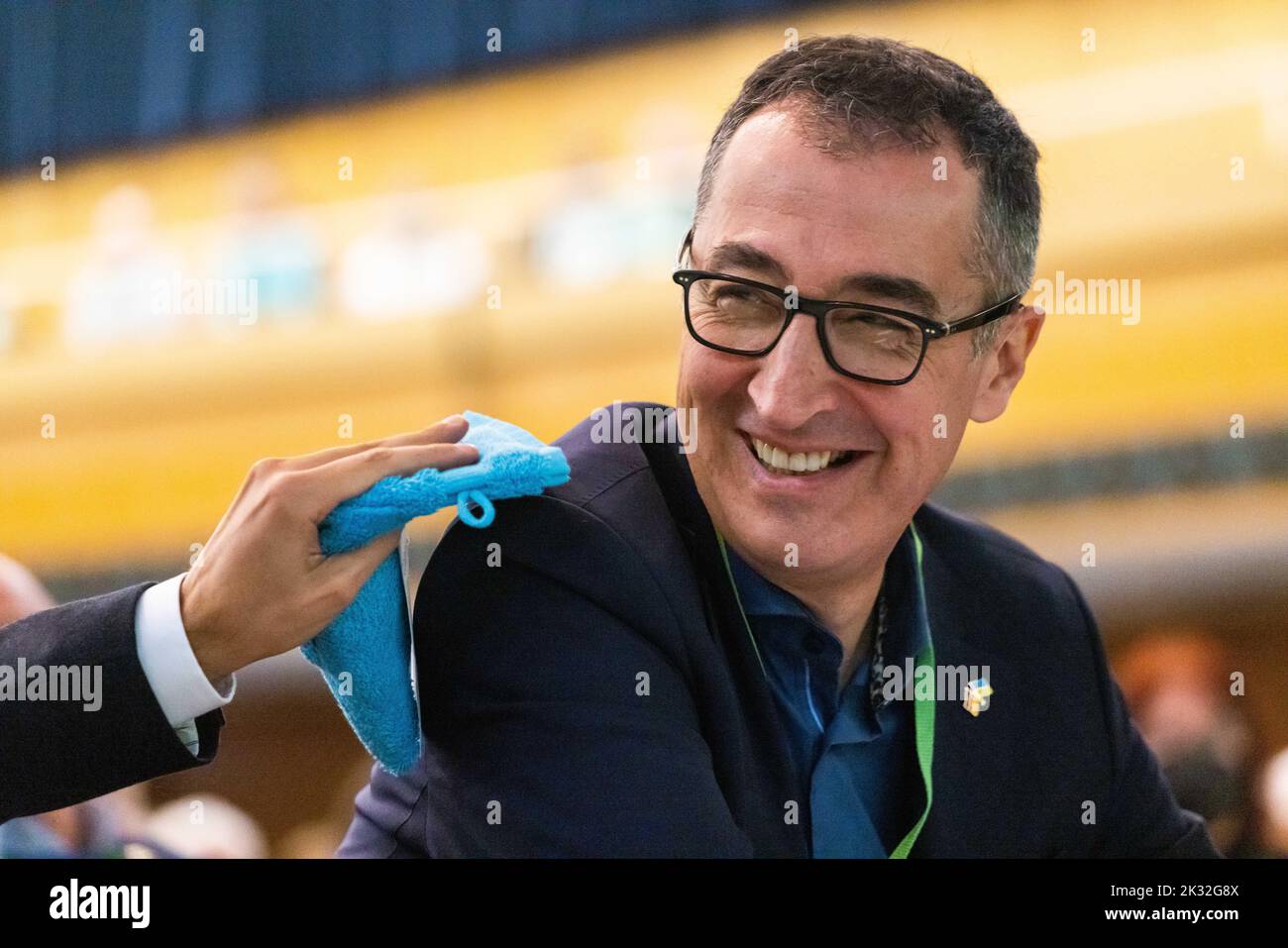 Donaueschingen, Allemagne. 24th septembre 2022. CEM Özdemir (Bündnis 90/Die Grünen), ministre fédéral de l'alimentation et de l'Agriculture, siège à la conférence du parti d'Etat des Verts du Bade-Wurtemberg dans le Donauhalle tandis que Danyal Bayaz (non représenté), ministre des Finances du Bade-Wurtemberg, tient une serviette à gauche. Les Verts se réunissent à nouveau en présence après plusieurs conférences de fête en ligne. À Donaueschingen, ils veulent se distinguer comme un groupe de zones rurales. Il pourrait y avoir des différends au sujet de la politique budgétaire. Credit: Philipp von Ditfurth/dpa/Alay Live News Banque D'Images
