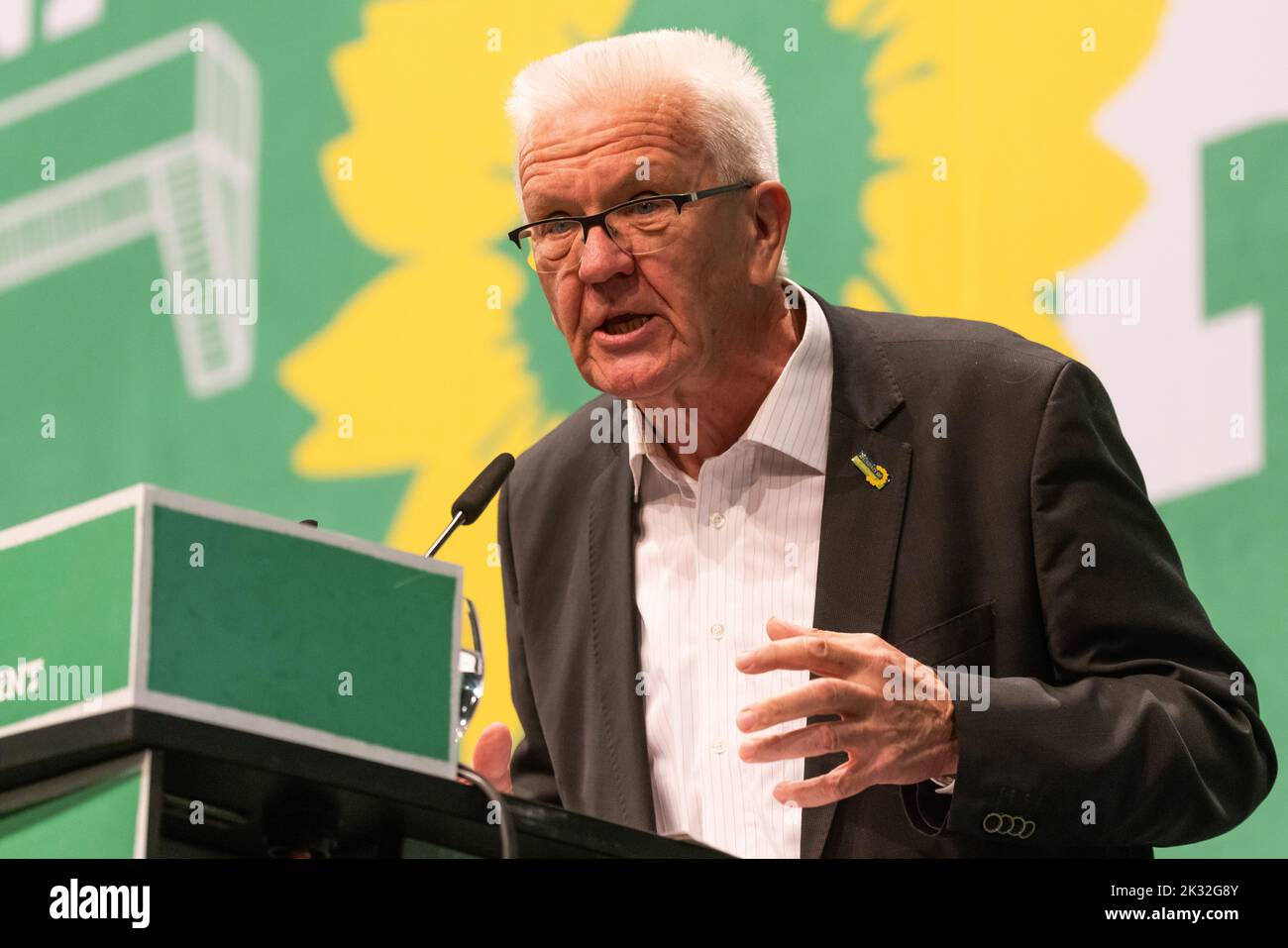 Donaueschingen, Allemagne. 24th septembre 2022. Winfried Kretschmann (Bündnis 90/Die Grünen) est sur scène et parle lors de la conférence du parti d'État. Après plusieurs conventions de partis en ligne, les Verts se réunissent une fois de plus en présence du public. À Donaueschingen, ils veulent se distinguer comme un groupe de zones rurales. Il pourrait y avoir un différend sur la politique budgétaire. Credit: Philipp von Ditfurth/dpa/Alay Live News Banque D'Images