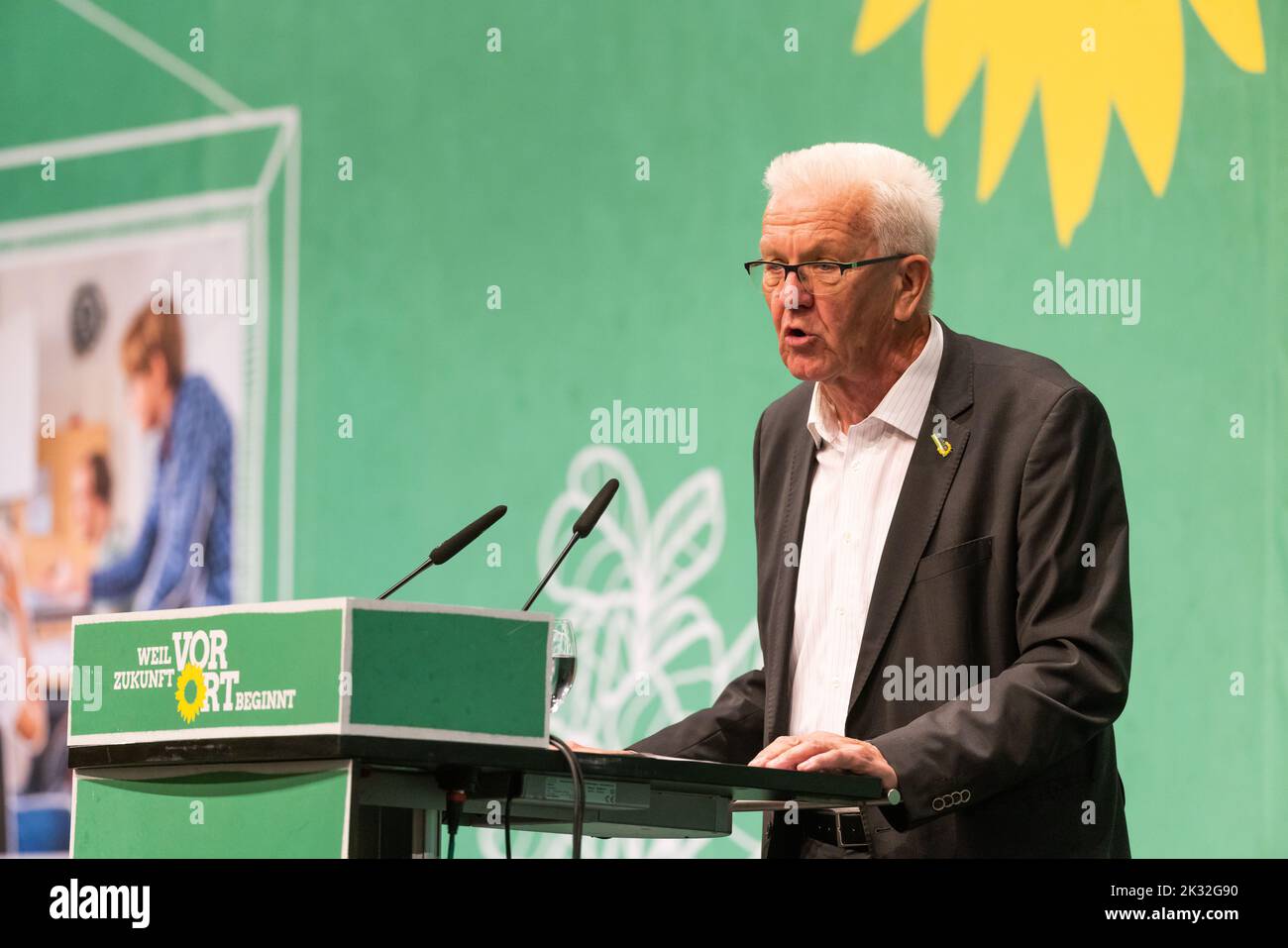 Donaueschingen, Allemagne. 24th septembre 2022. Winfried Kretschmann (Bündnis 90/Die Grünen) est sur scène et parle lors de la conférence du parti d'État. Après plusieurs conventions de partis en ligne, les Verts se réunissent une fois de plus en présence du public. À Donaueschingen, ils veulent se distinguer comme un groupe de zones rurales. Il pourrait y avoir un différend sur la politique budgétaire. Credit: Philipp von Ditfurth/dpa/Alay Live News Banque D'Images