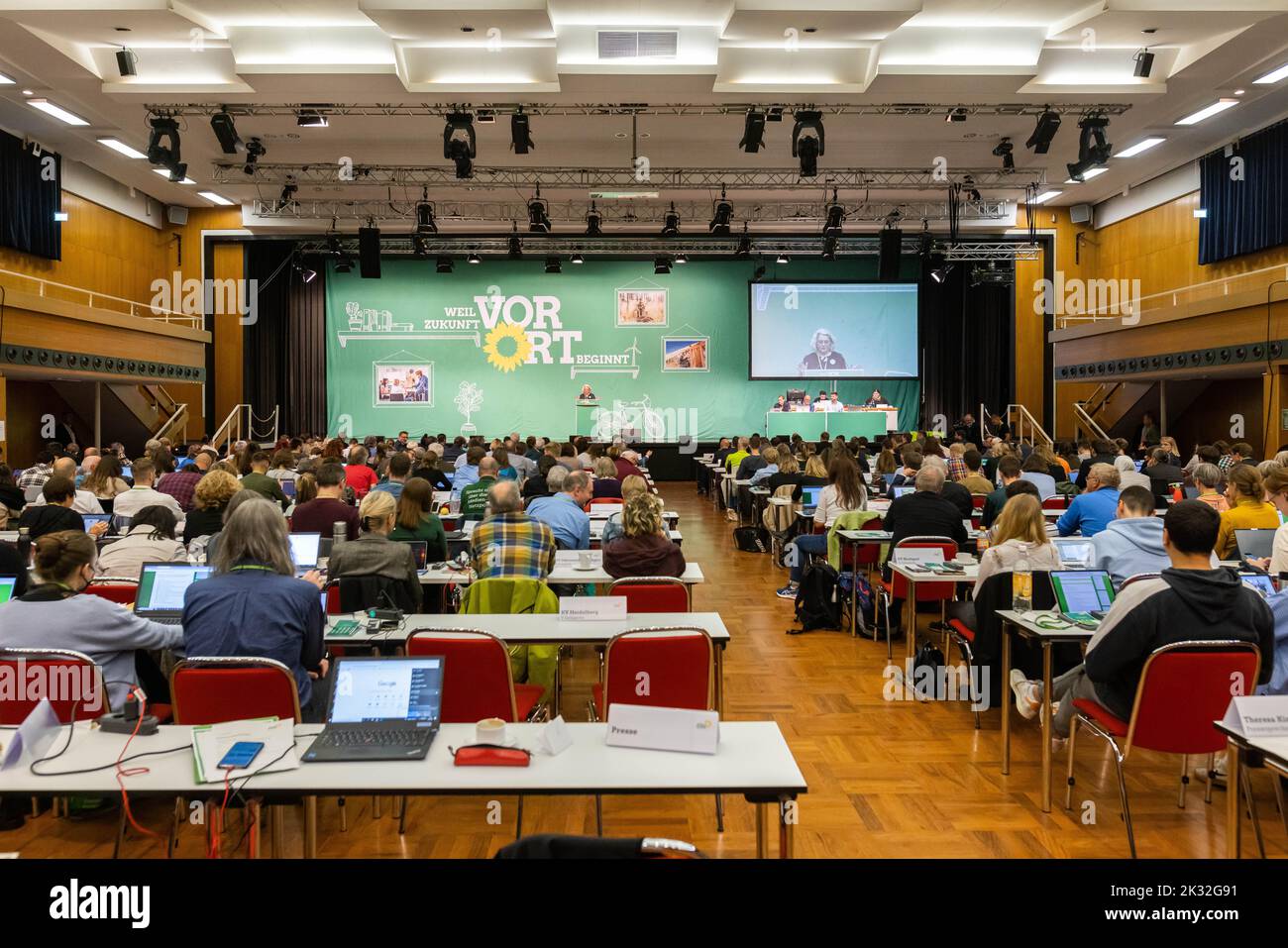 Donaueschingen, Allemagne. 24th septembre 2022. Des délégués des Verts du Bade-Wurtemberg siègent lors de leur conférence du parti d'État dans la salle du Danube. Bündnis 90/Die Grünen se réunissent de nouveau en présence après plusieurs conférences de fête en ligne. À Donaueschingen, ils veulent se distinguer comme un groupe de zones rurales. Il pourrait y avoir des différends au sujet de la politique budgétaire. Credit: Philipp von Ditfurth/dpa/Alay Live News Banque D'Images