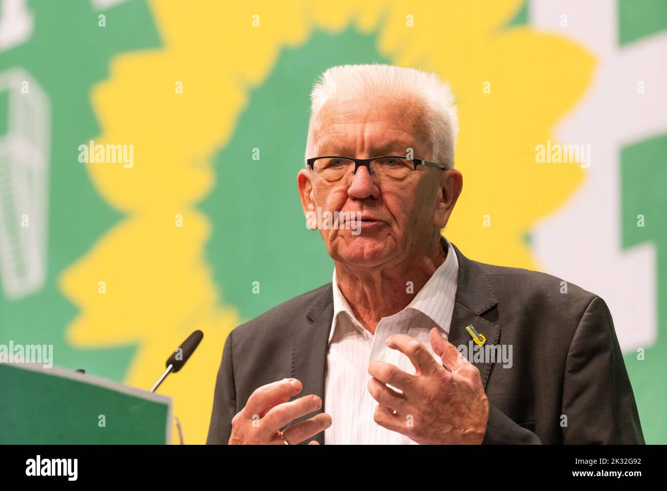Donaueschingen, Allemagne. 24th septembre 2022. Winfried Kretschmann (Bündnis 90/Die Grünen) est sur scène et parle lors de la conférence du parti d'État. Après plusieurs conventions de partis en ligne, les Verts se réunissent une fois de plus en présence du public. À Donaueschingen, ils veulent se distinguer comme un groupe de zones rurales. Il pourrait y avoir un différend sur la politique budgétaire. Credit: Philipp von Ditfurth/dpa/Alay Live News Banque D'Images