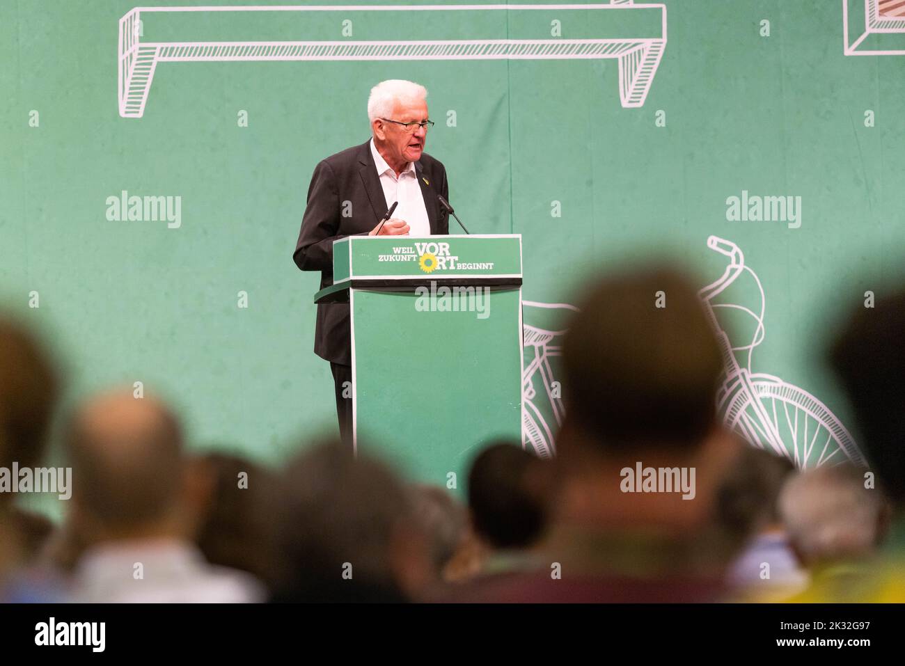 Donaueschingen, Allemagne. 24th septembre 2022. Winfried Kretschmann (Bündnis 90/Die Grünen) est sur scène et parle lors de la conférence du parti d'État. Après plusieurs conventions de partis en ligne, les Verts se réunissent une fois de plus en présence du public. À Donaueschingen, ils veulent se distinguer comme un groupe de zones rurales. Il pourrait y avoir un différend sur la politique budgétaire. Credit: Philipp von Ditfurth/dpa/Alay Live News Banque D'Images